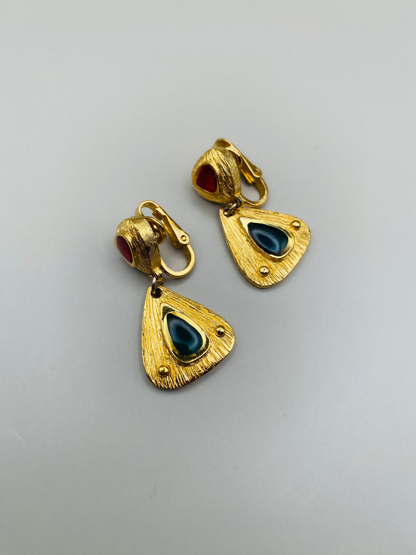 Ensemble vintage Trifari – Collier plastron & boucles d’oreilles, cabochons rouge rubis & vert émeraude (neuf)