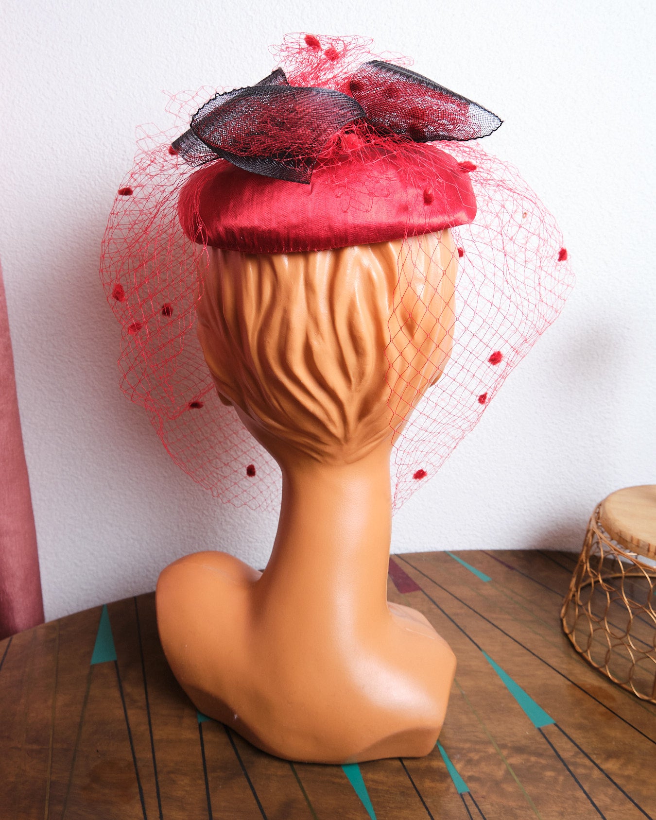 Bibi vintage satiné rouge à voilette