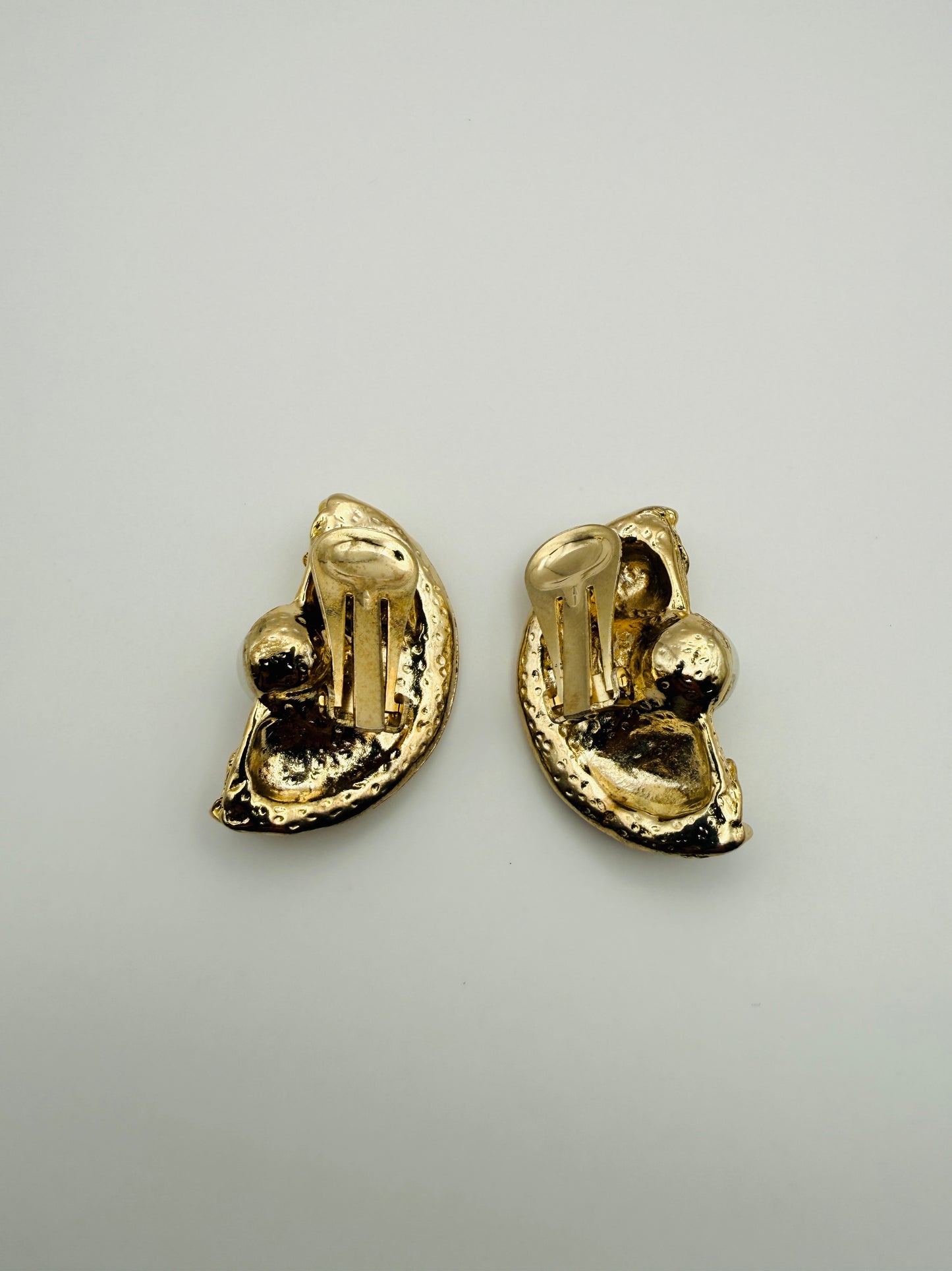 Clips d’oreilles vintage perles & arabesques dorées
