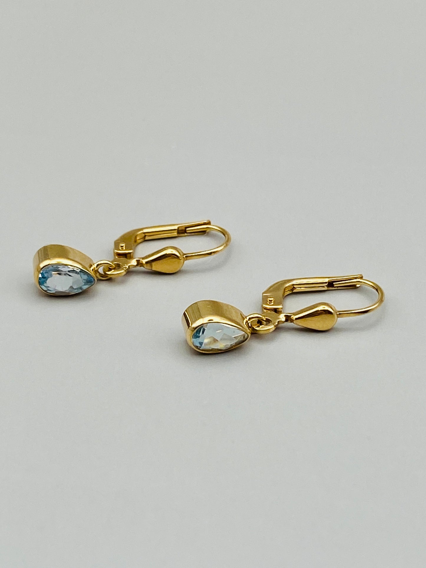 Boucles d’oreilles vintage en or 9 carats et pierre bleue