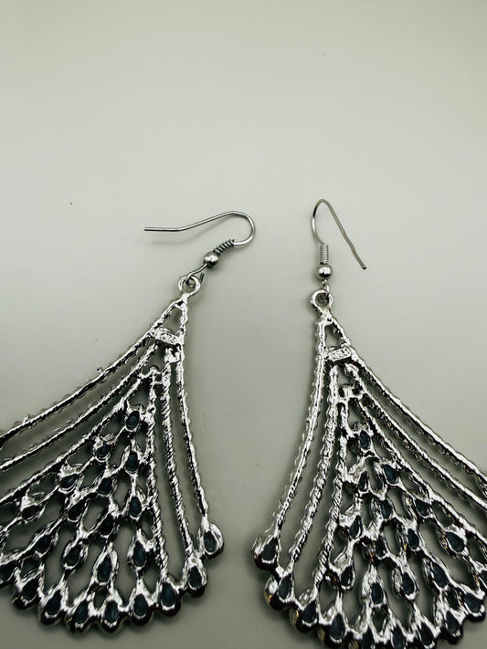 Boucles d’oreilles pendantes à pampilles – éclat & mouvement