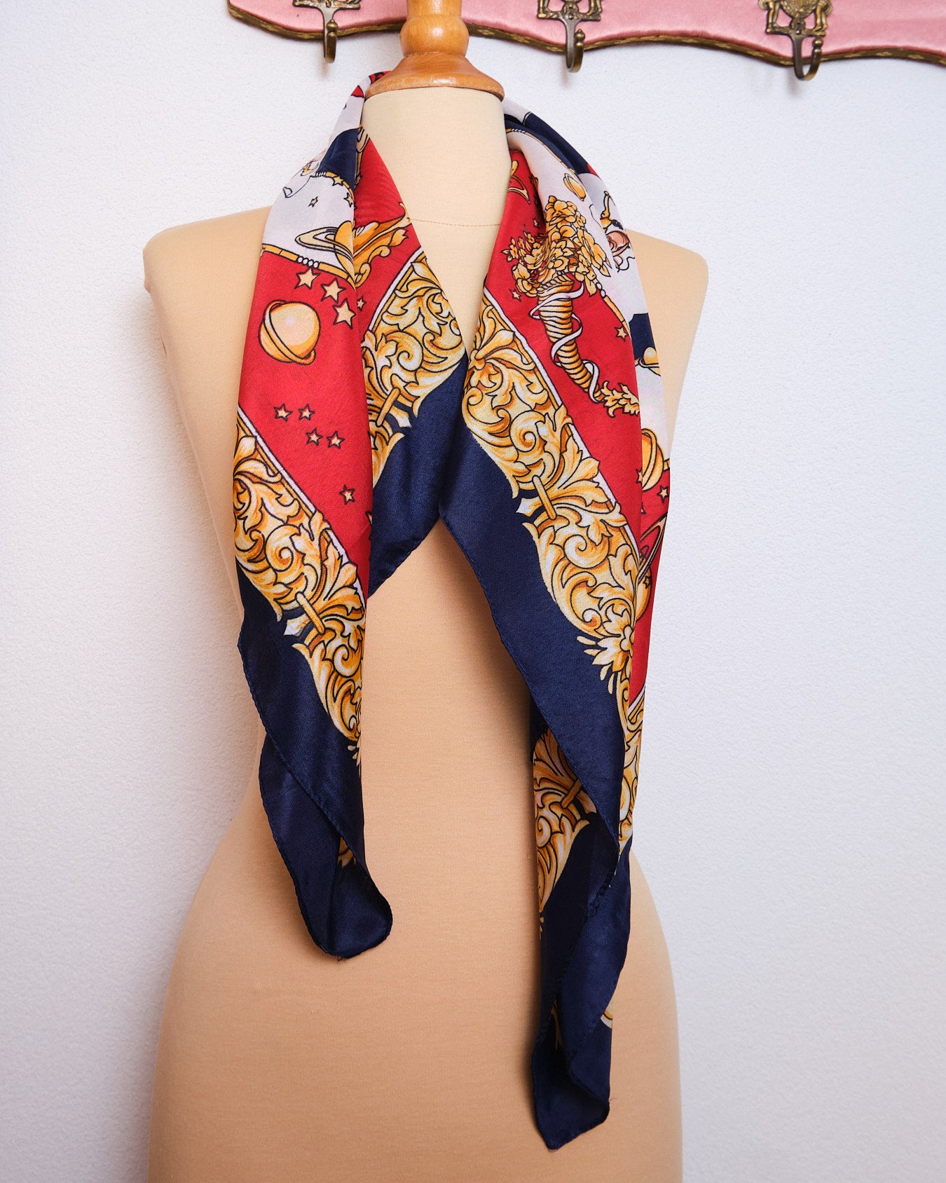 Grand foulard vintage en polyester satiné