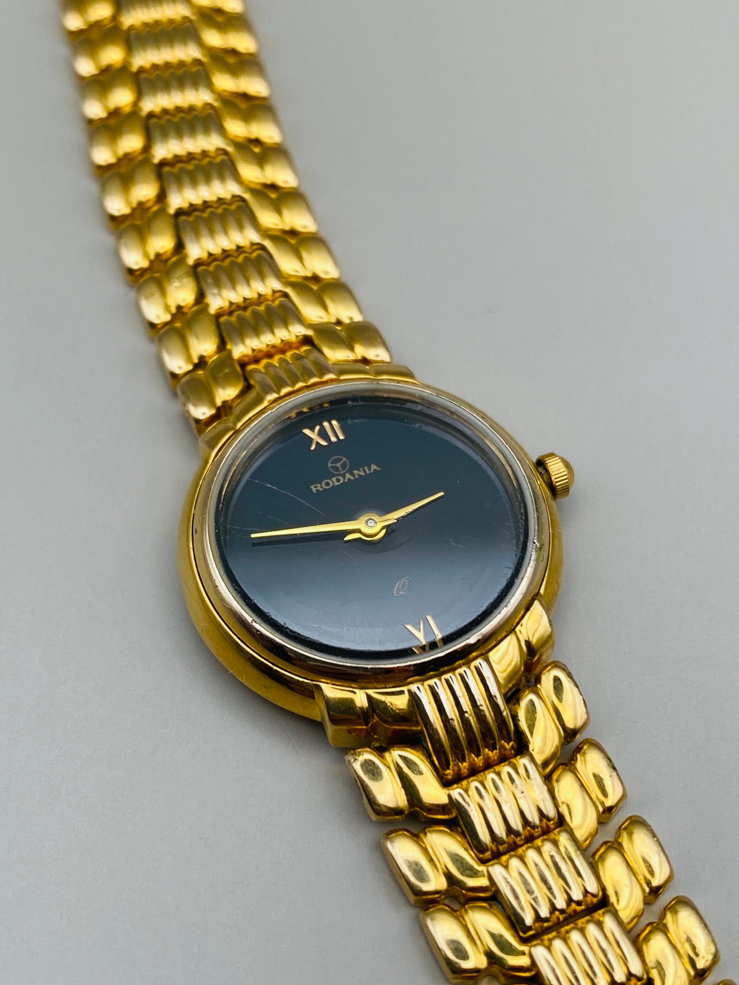 Montre Rodania vintage – montre-bijou dorée à bracelet articulé