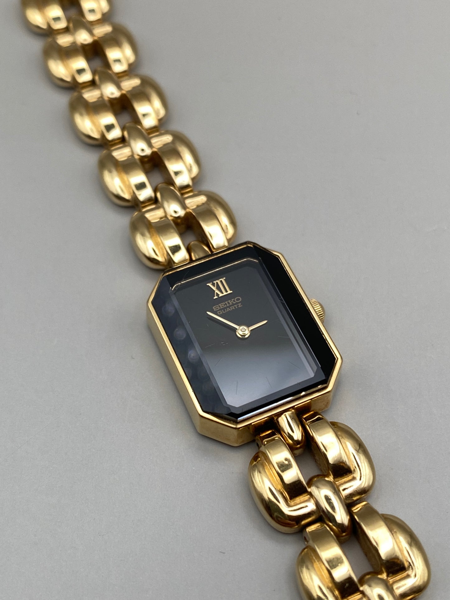 Montre Seiko vintage – montre-bijou dorée à maille articulée