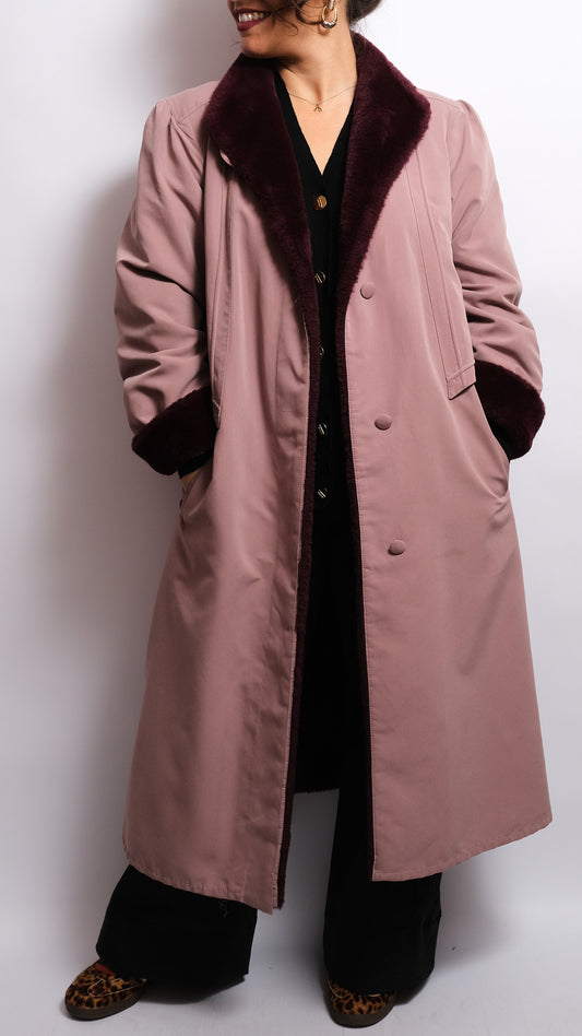 Manteau long vintage Claude Havrey Paris – Rose poudré & fourrure synthétique bordeaux (années 80/90)