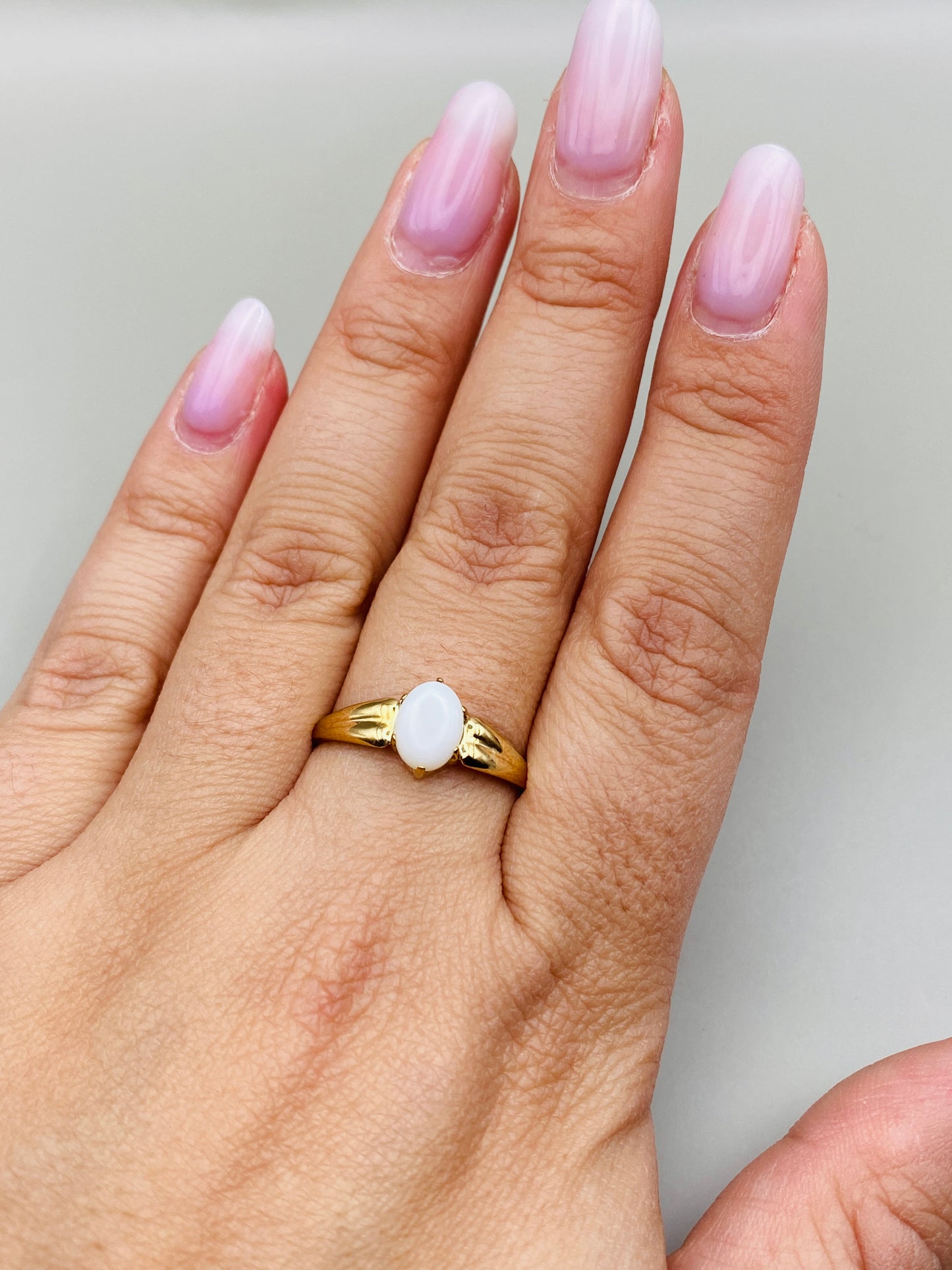 Bague vintage en or 333 (8k) et pierre blanche imitation opale