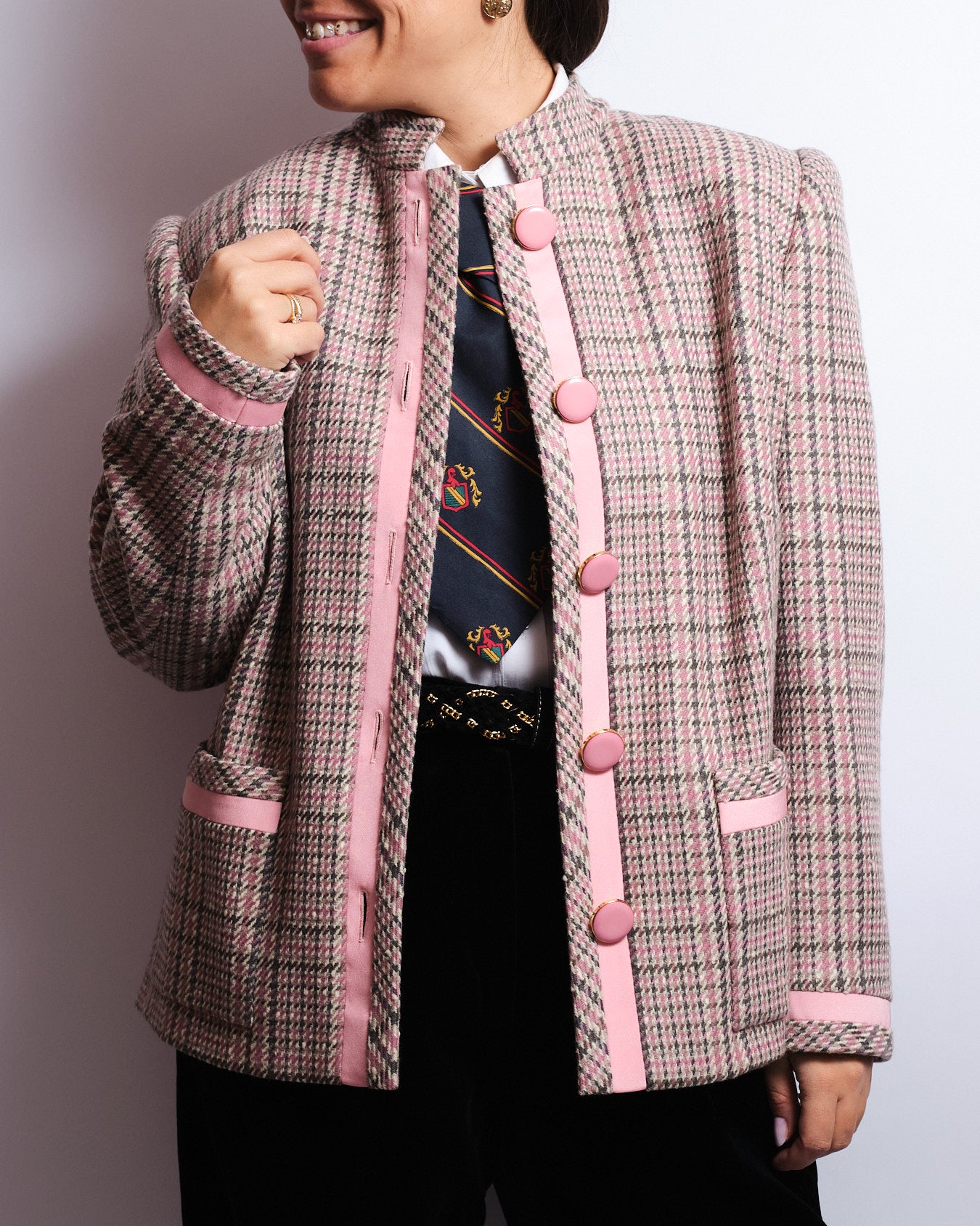 Veste en laine pied-de-poule rose – Détails satinés – Années 80