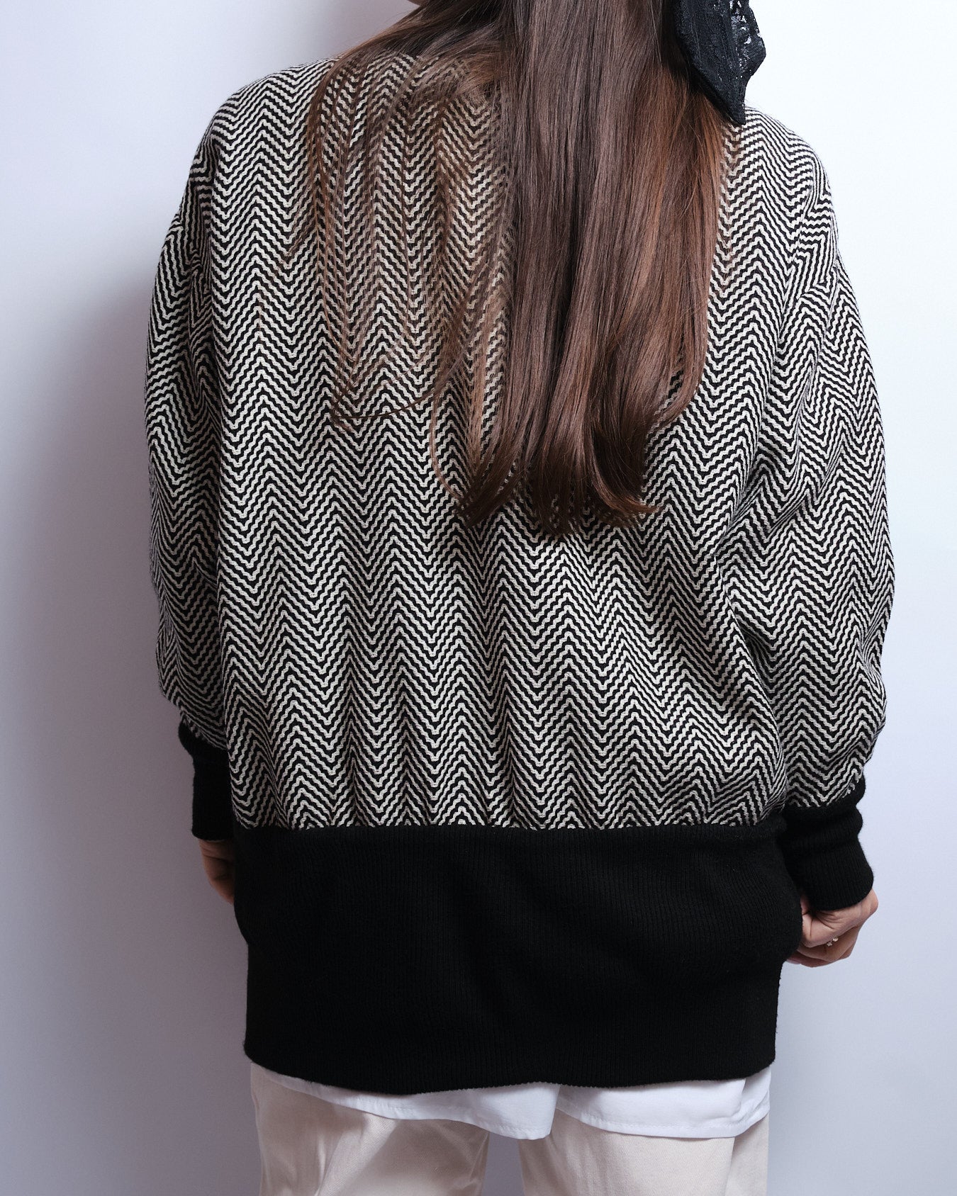 Veste / cardigan vintage fait main – motif graphique noir & blanc 80s