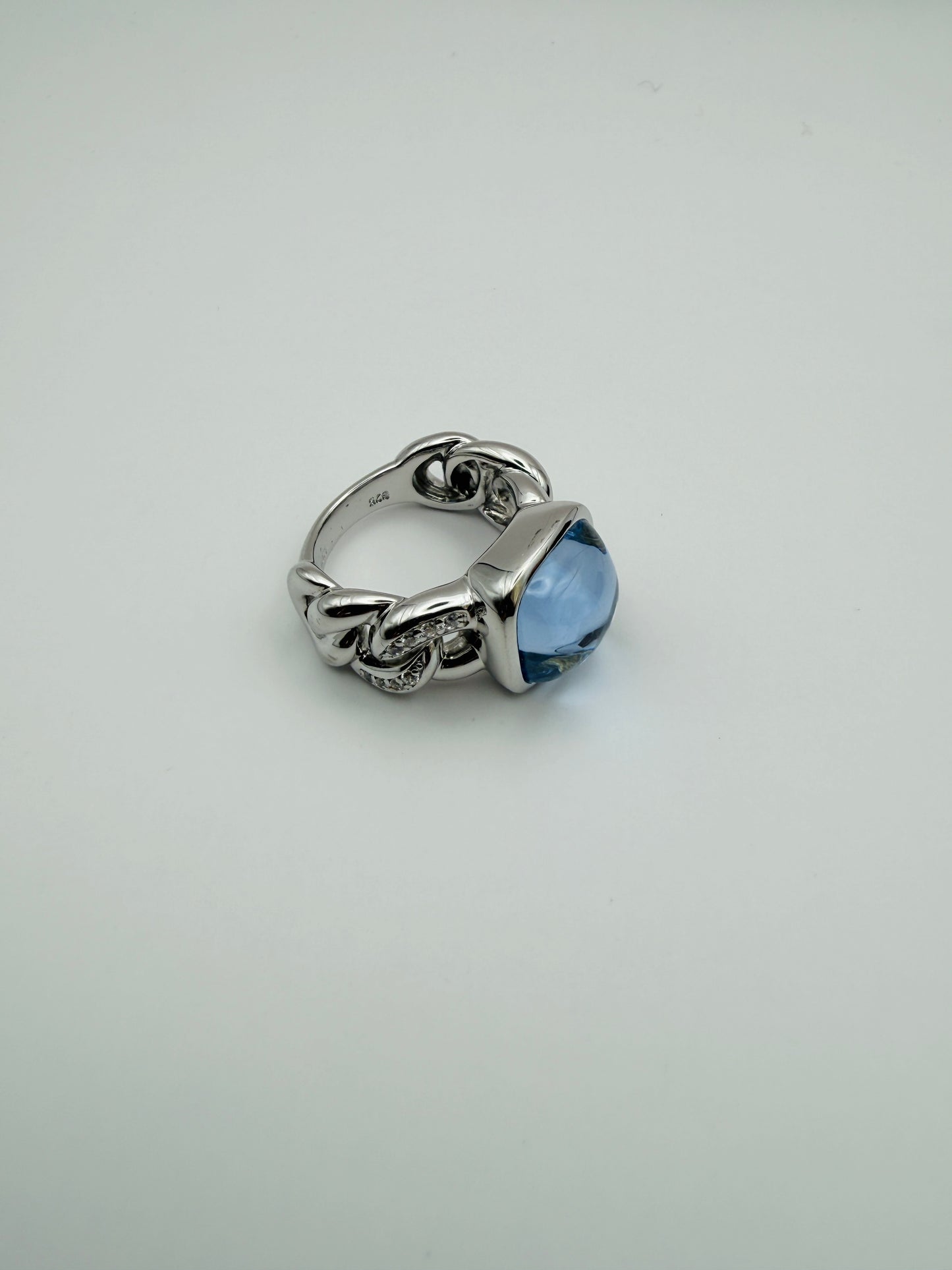 Bague contemporaine en argent 925 et topaze bleue