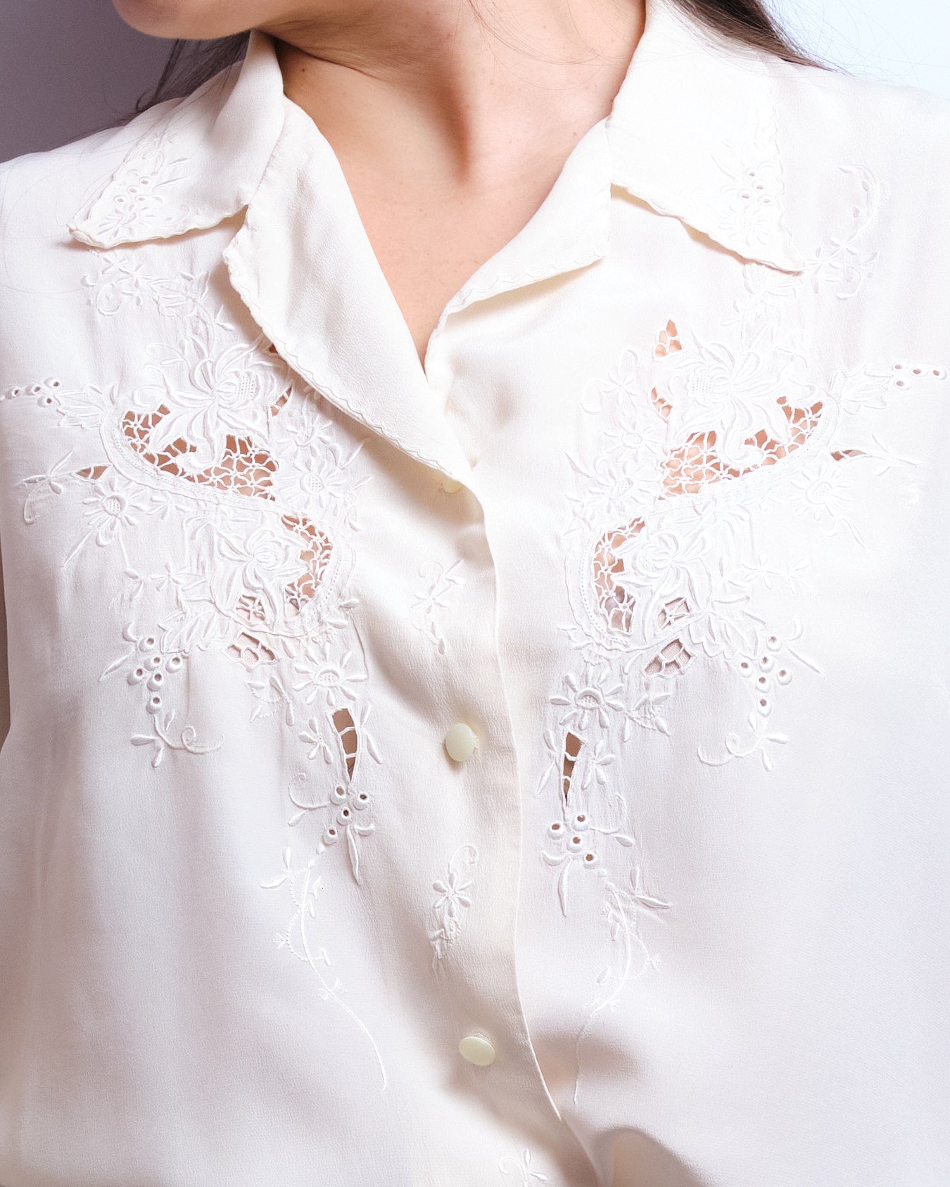 Chemisier vintage en soie brodée – fin 70s / début 80s