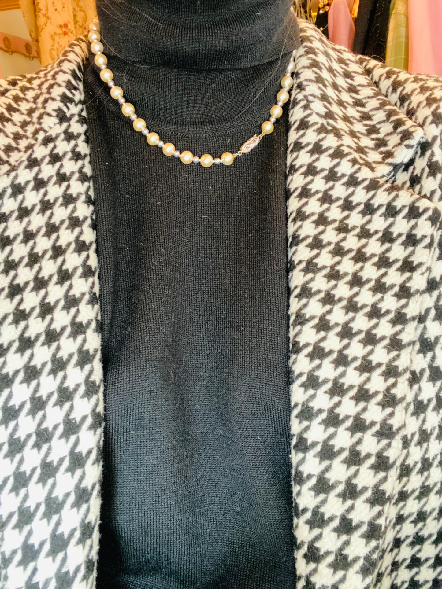 Collier vintage de perles fantaisie en verre – perles ivoire et gris perle