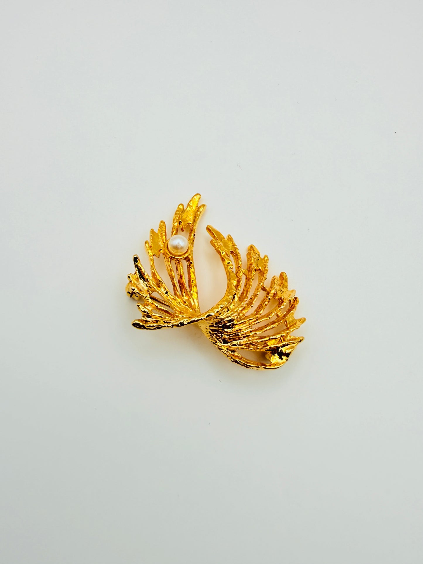 Broche feuille dorée et perle vintage