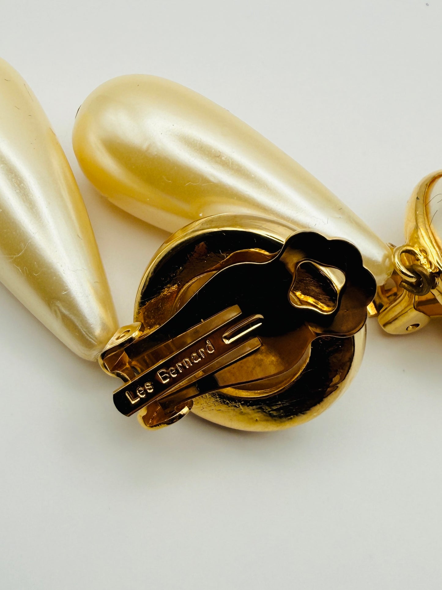 Boucles d’oreilles clips vintage Les Bernard perles nacrées pendantes