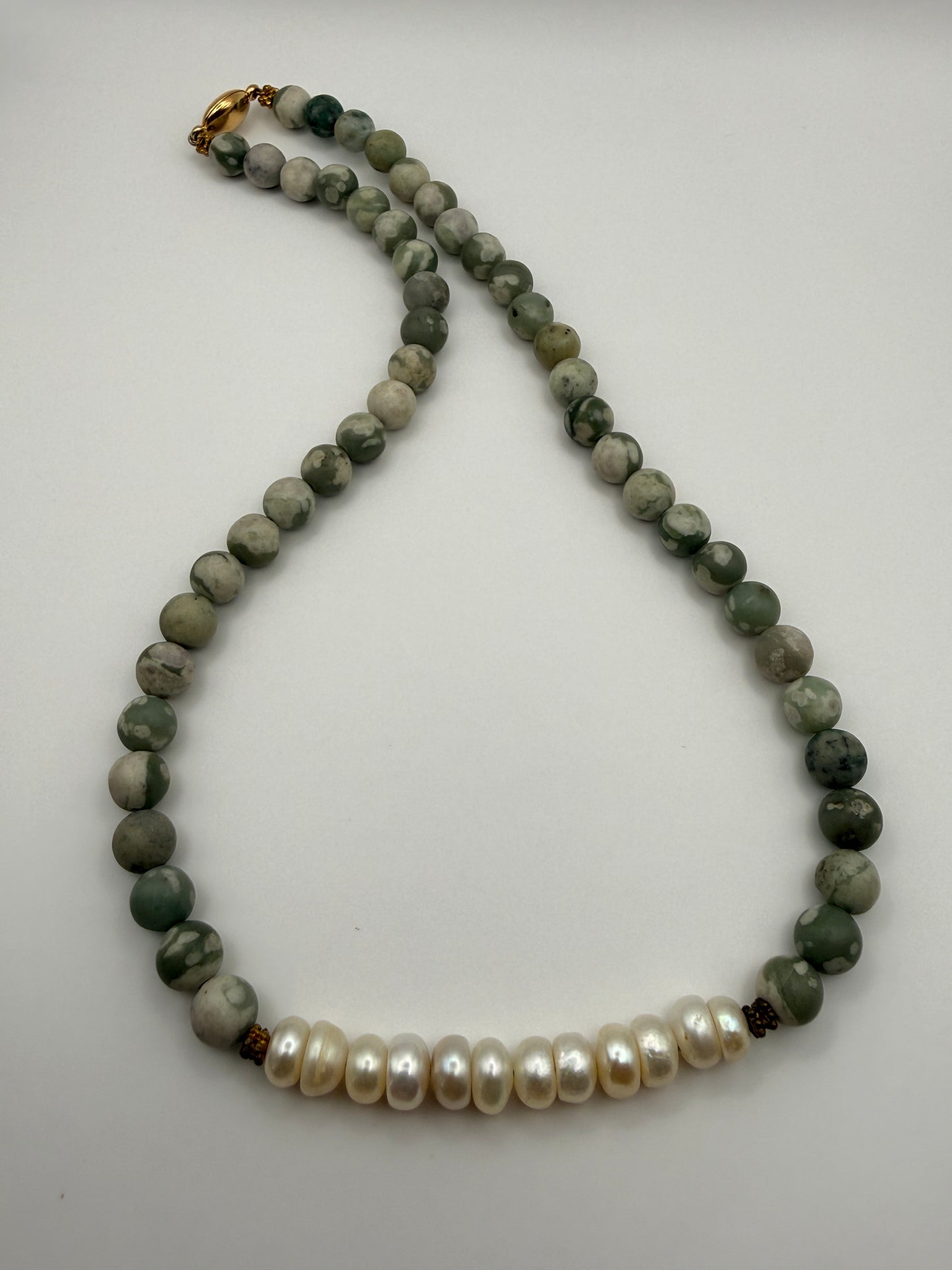 Collier vintage en pierres naturelles et véritables perles d’eau douce