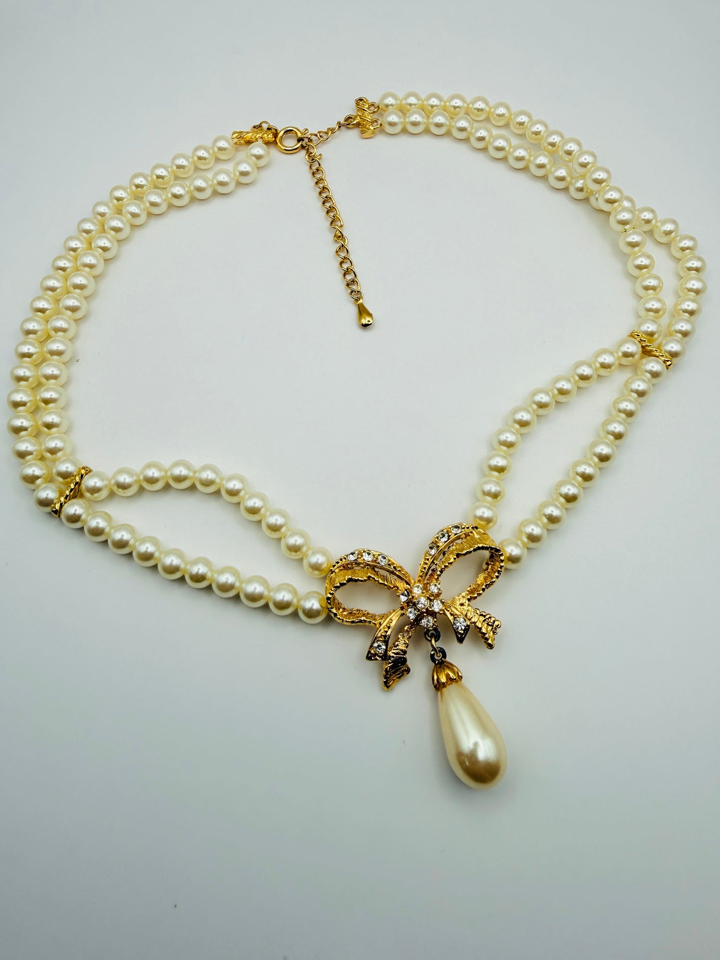 Collier vintage double rang de perles nacrées et nœud strassé