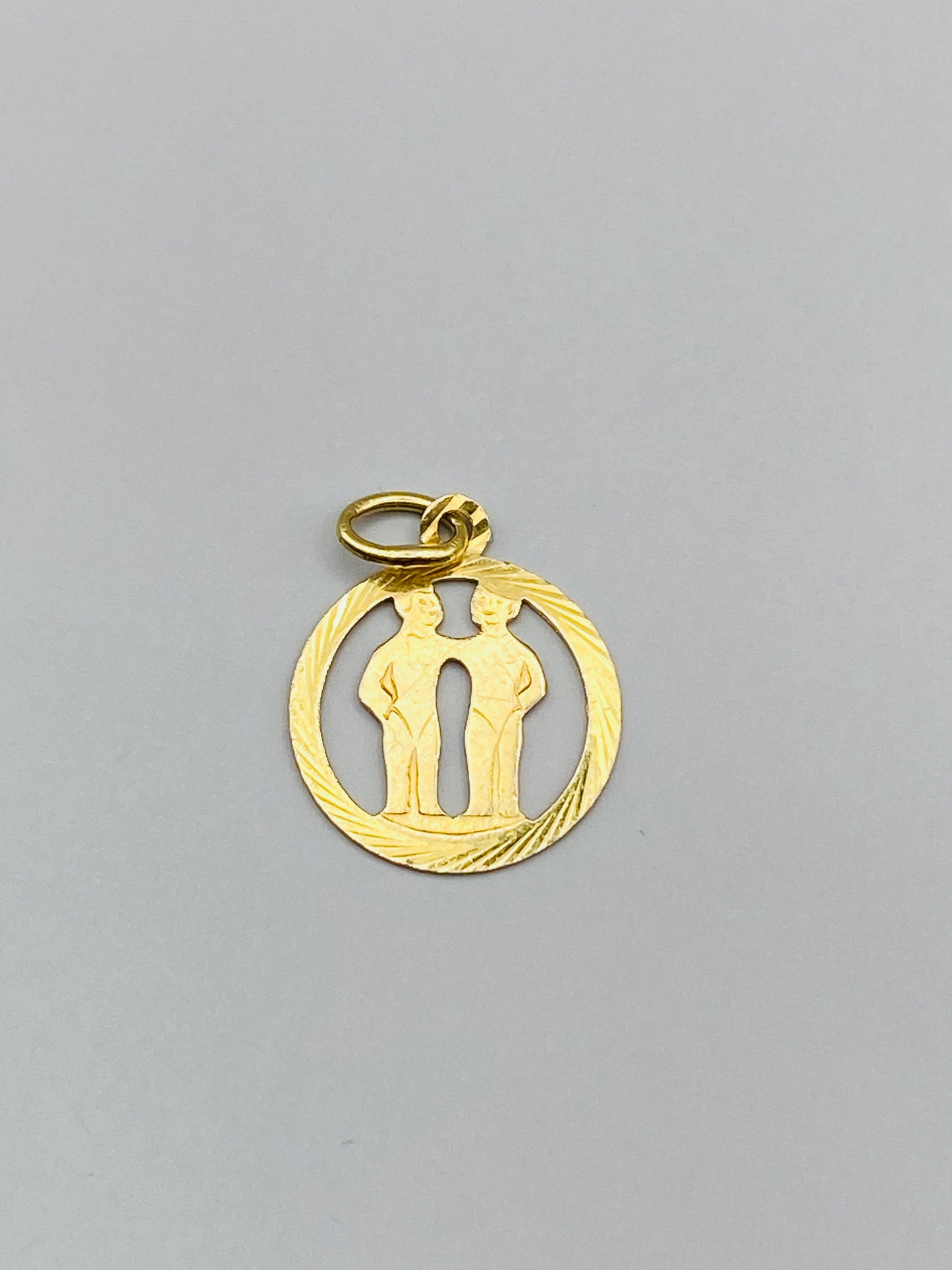 Pendentif vintage signe des Gémeaux en or 18 carats