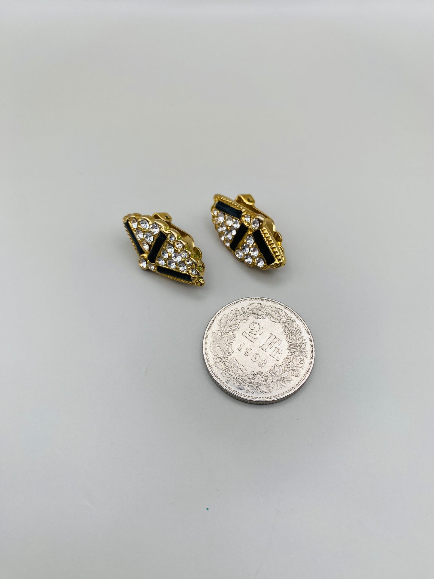 Boucles d’oreilles vintage clip – Émail noir & cristaux