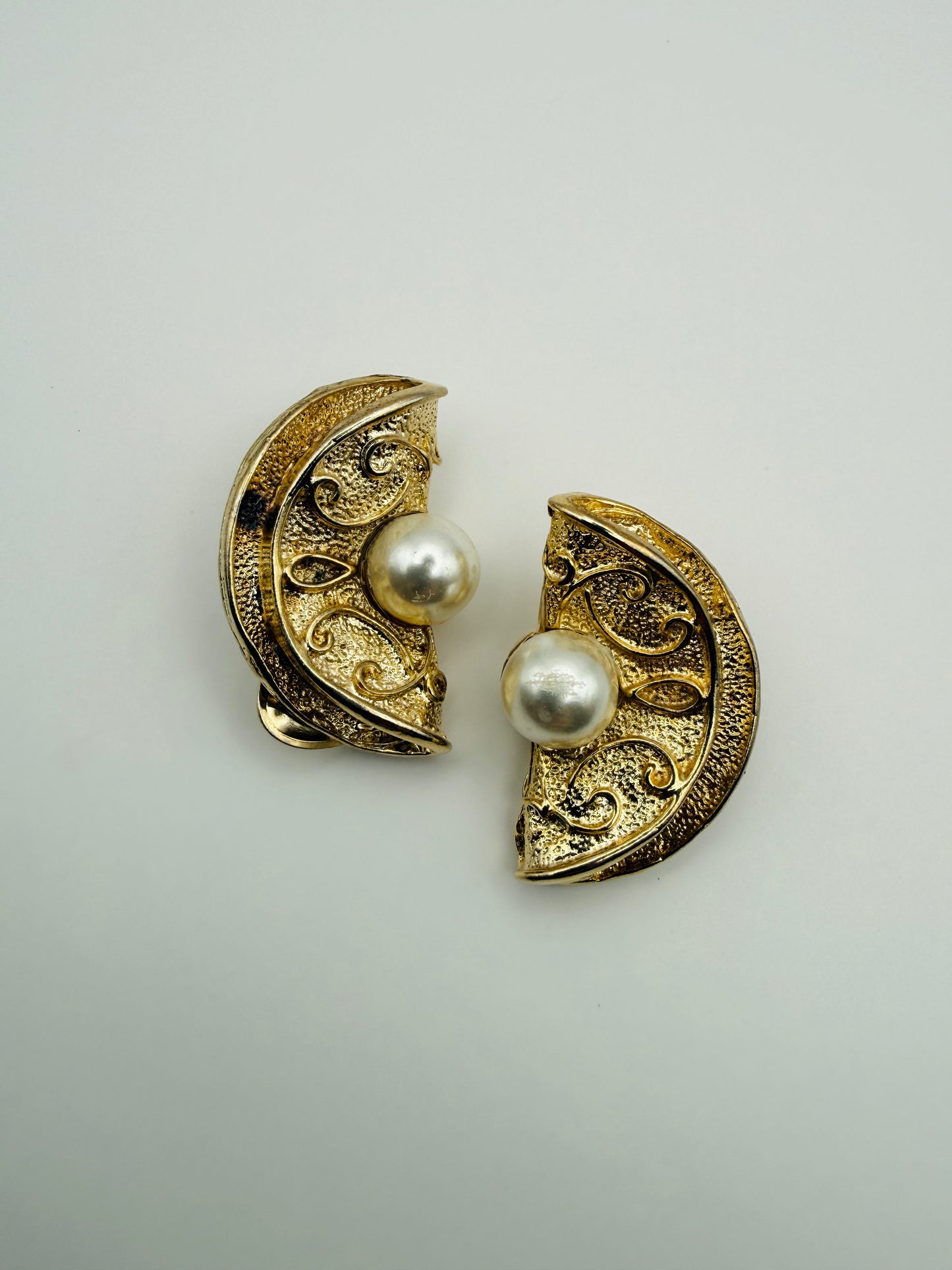 Clips d’oreilles vintage perles & arabesques dorées