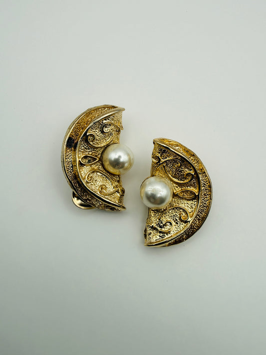 Clips d’oreilles vintage perles & arabesques dorées