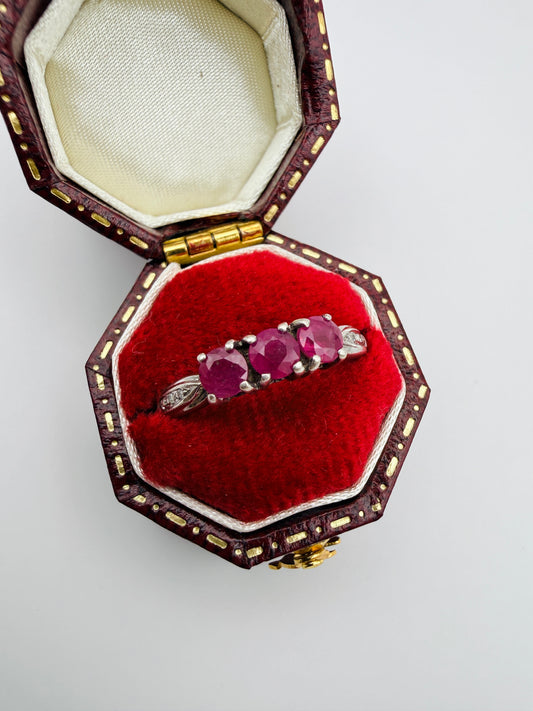 Bague vintage trilogie en argent et rubis