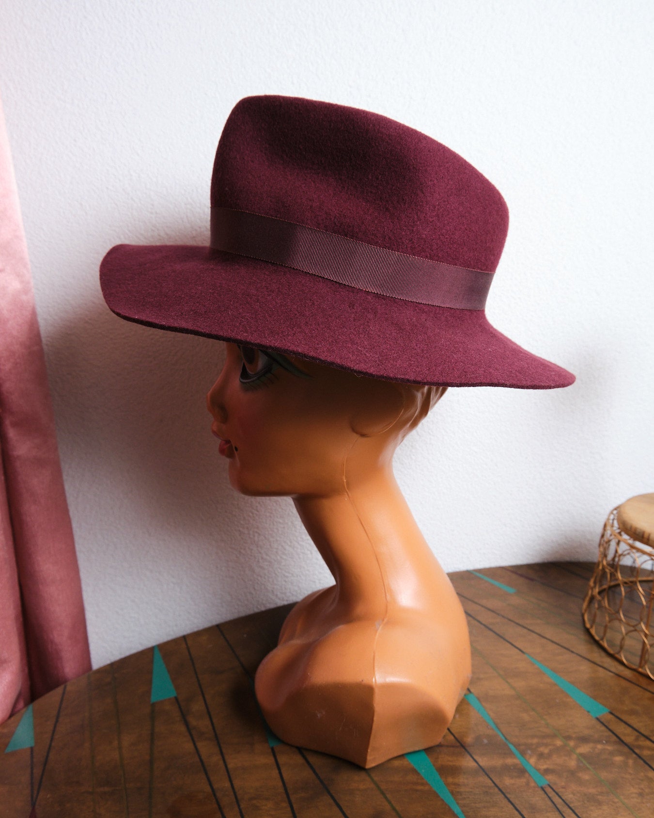 Chapeau vintage bordeaux à larges bords