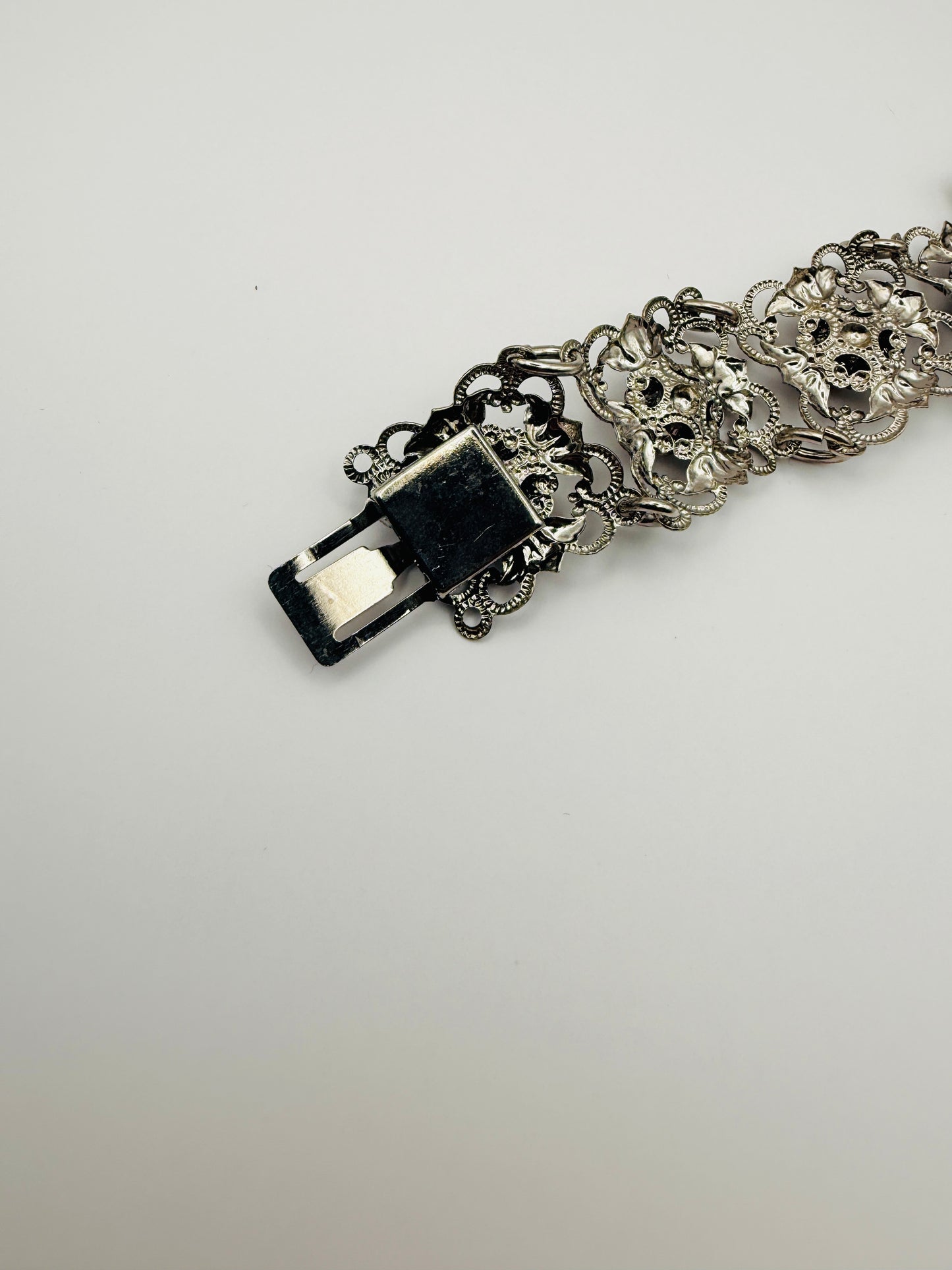 Bracelet vintage esprit grenat argenté