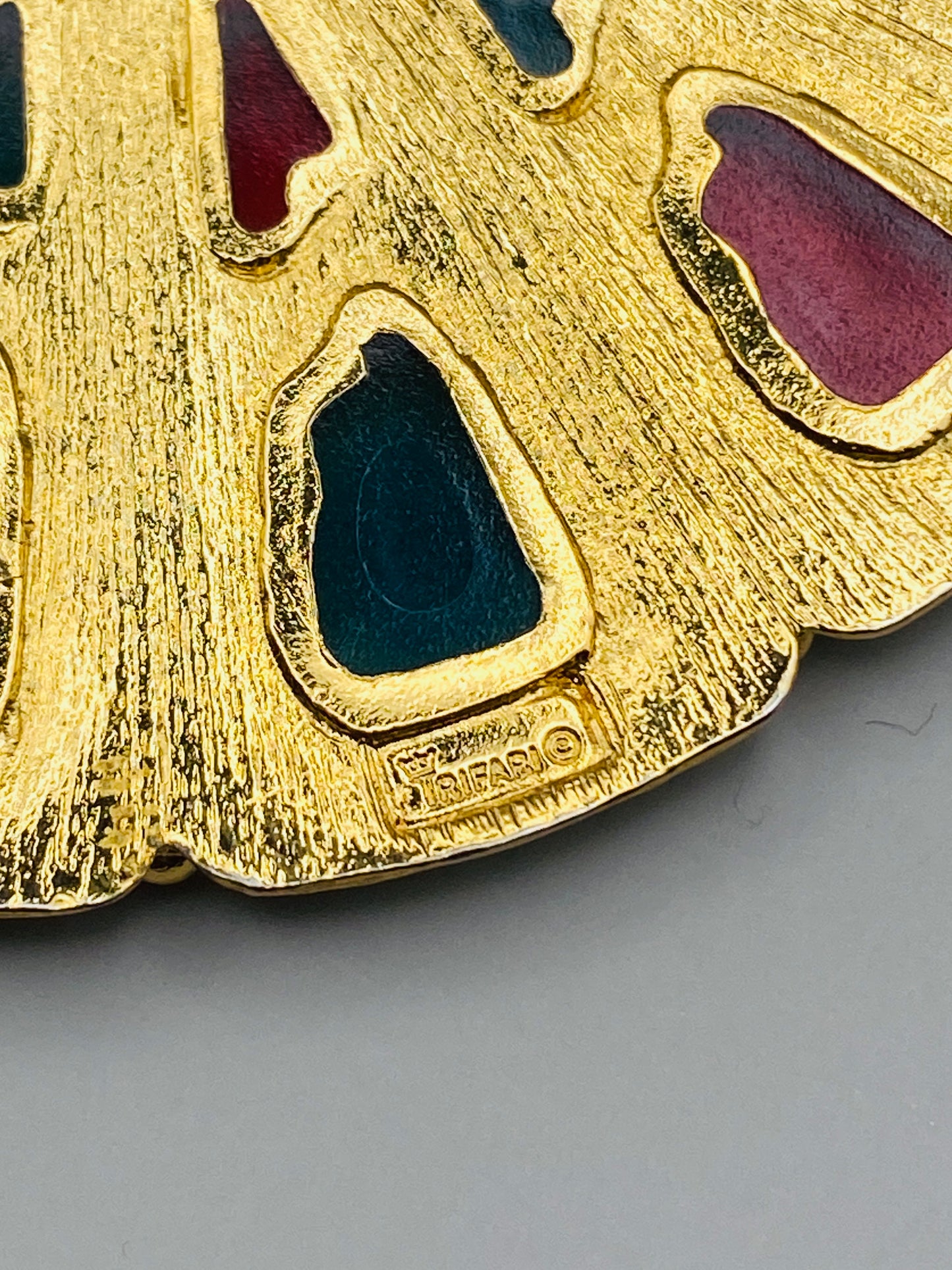 Ensemble vintage Trifari – Collier plastron & boucles d’oreilles, cabochons rouge rubis & vert émeraude (neuf)