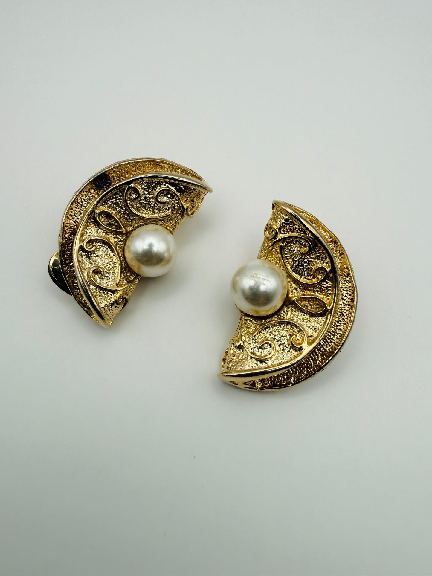 Clips d’oreilles vintage perles & arabesques dorées