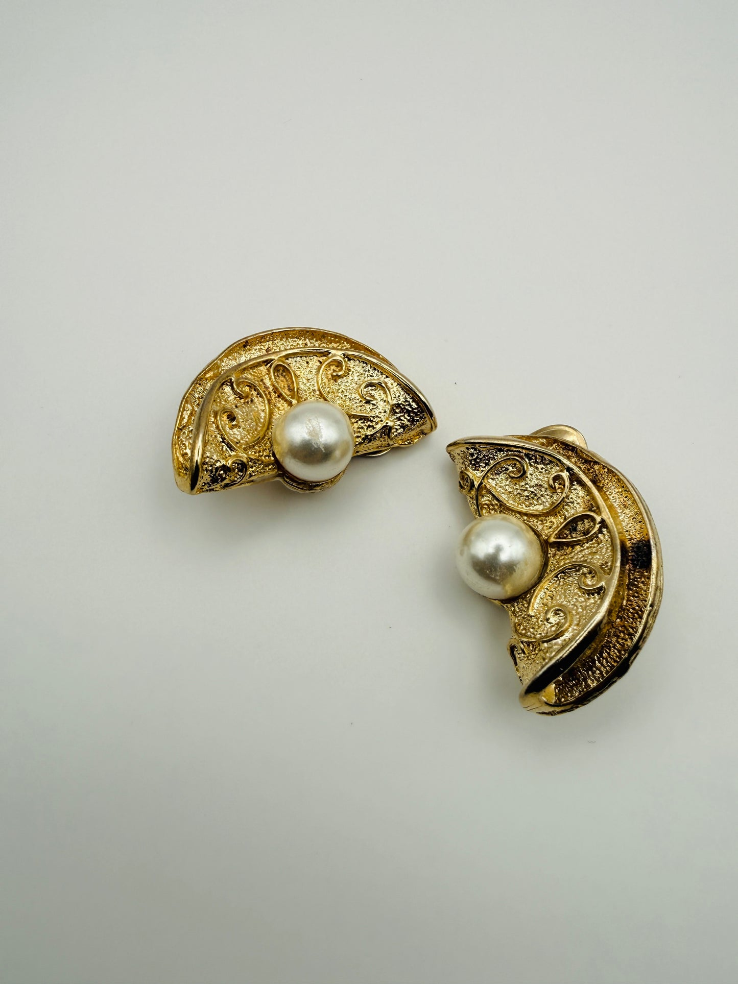 Clips d’oreilles vintage perles & arabesques dorées
