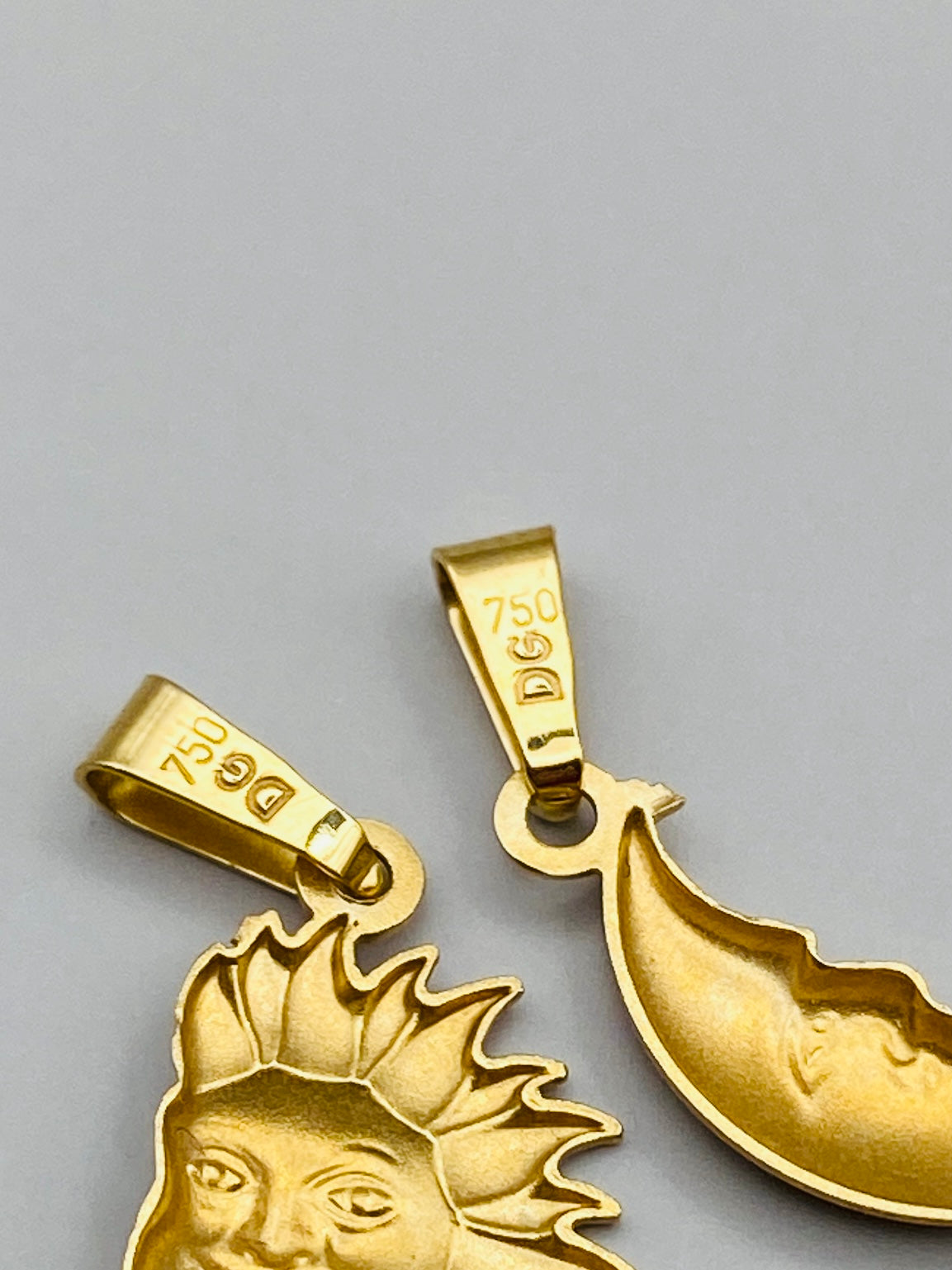 Duo de pendentifs vintage Soleil & Lune en or 18 carats