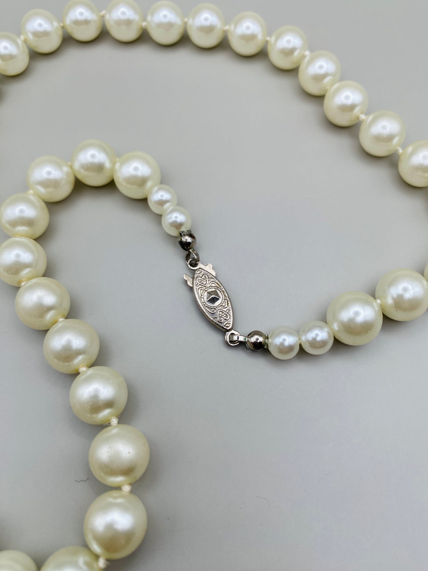 Collier vintage à perles en verre nacré – perles de taille moyenne – ivoire