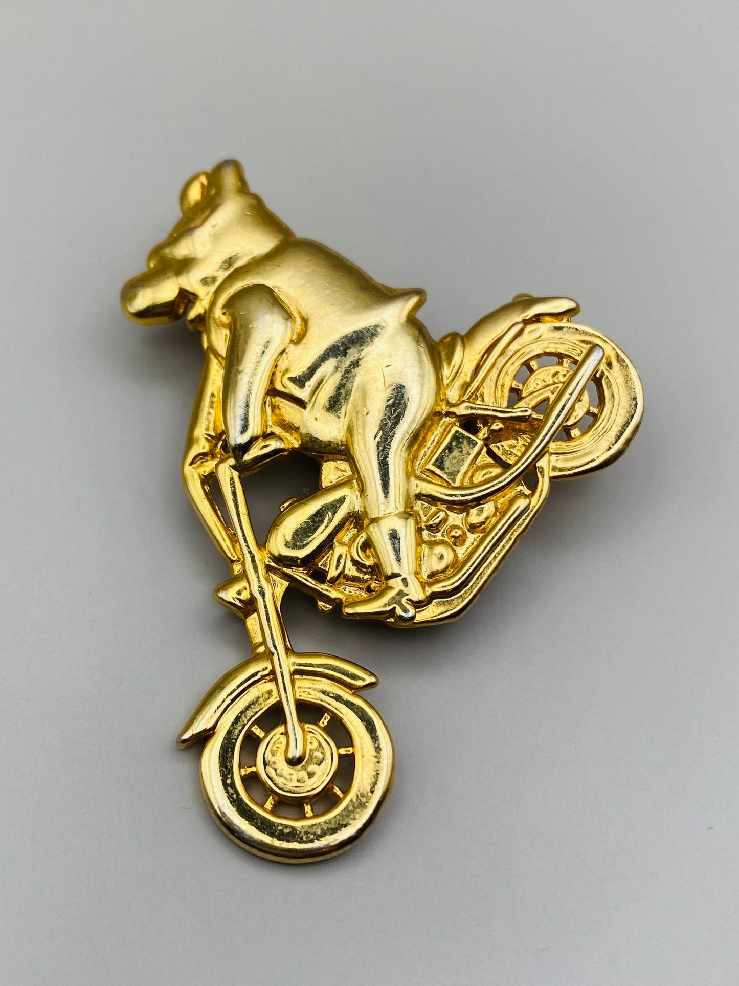 Broche vintage ours biker dorée – Années 1980