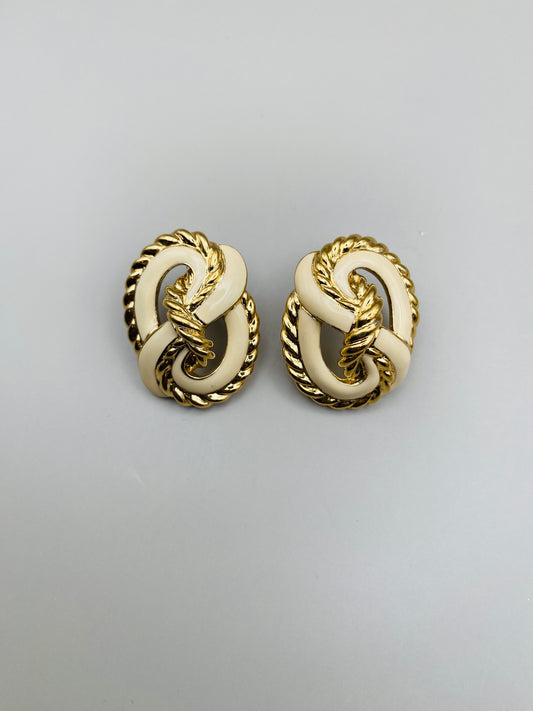 Boucles d’oreilles vintage Trifari – Nœud torsadé ivoire & doré (neuf)