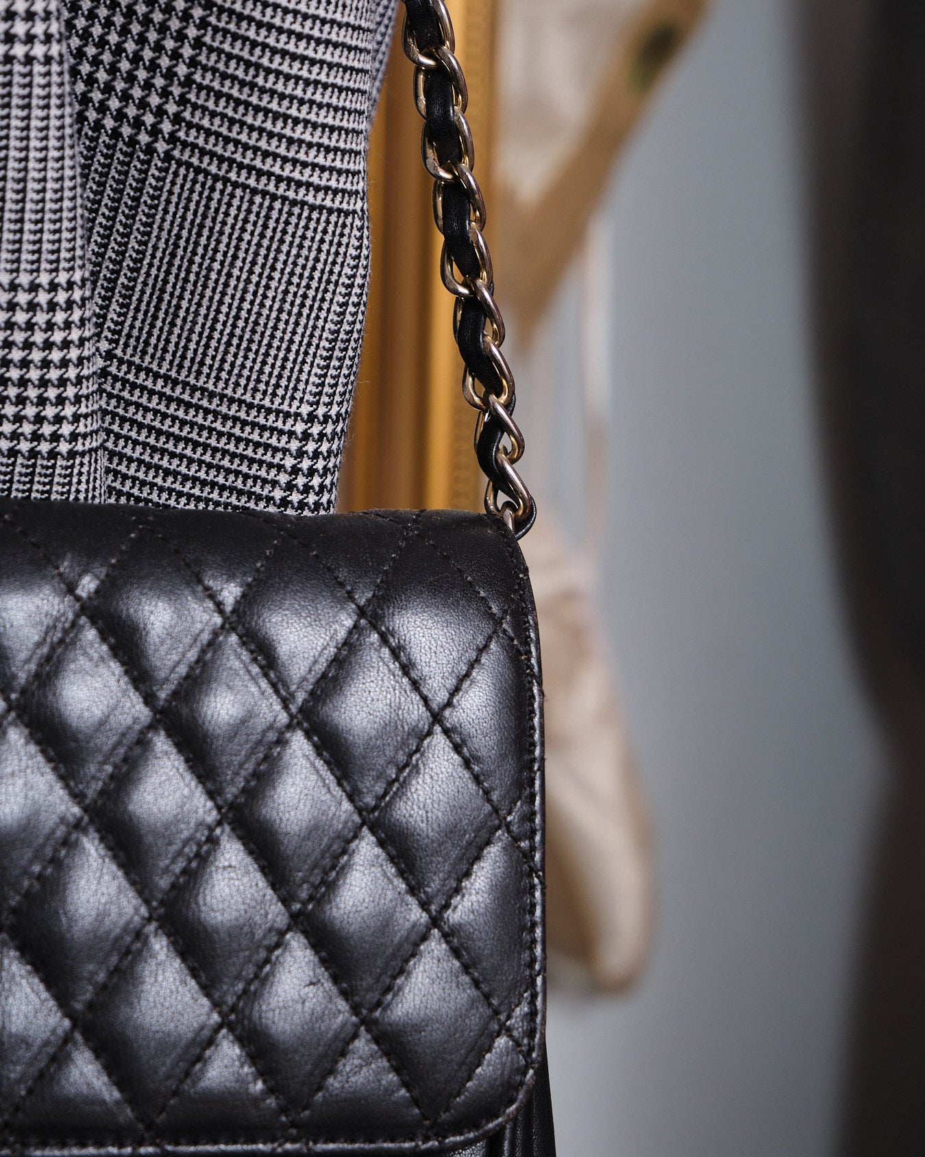 Sac matelassé vintage noir à chaîne dorée — esprit iconique années 80/90