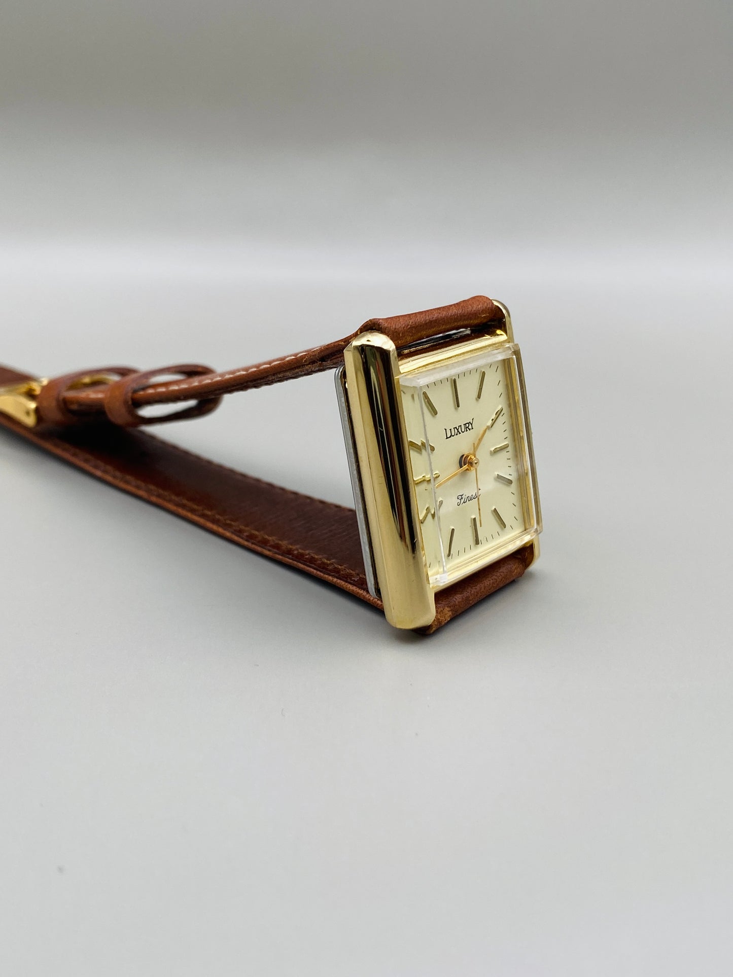 Montre Vintage Luxury Finest 80s – Mouvement automatique, dorée avec bracelet cuir neuf