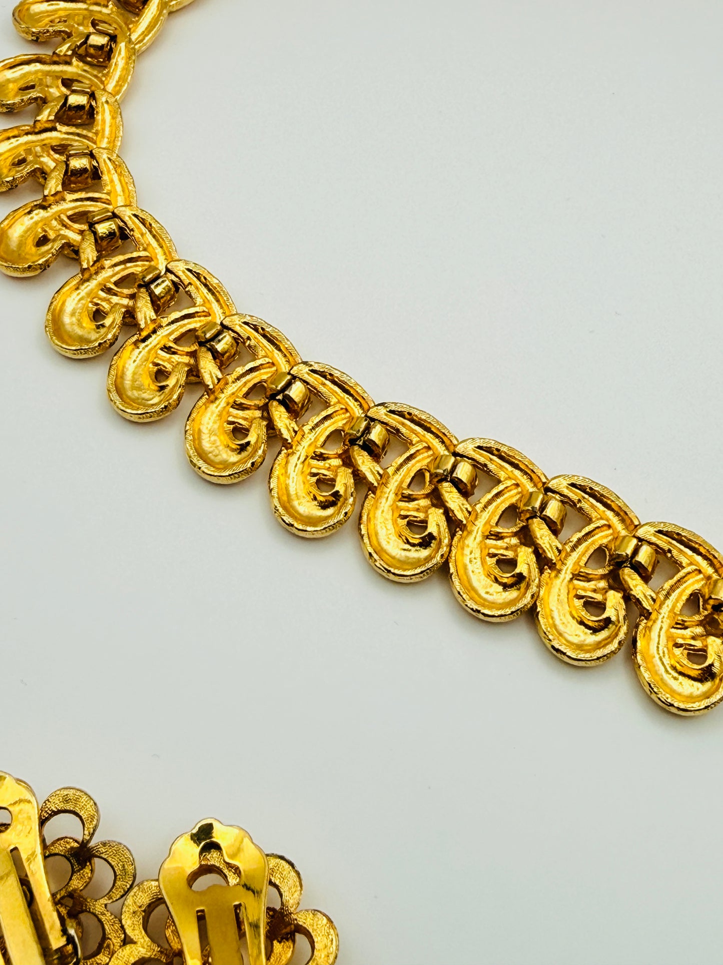 Parure vintage collier et clips dorés texturés