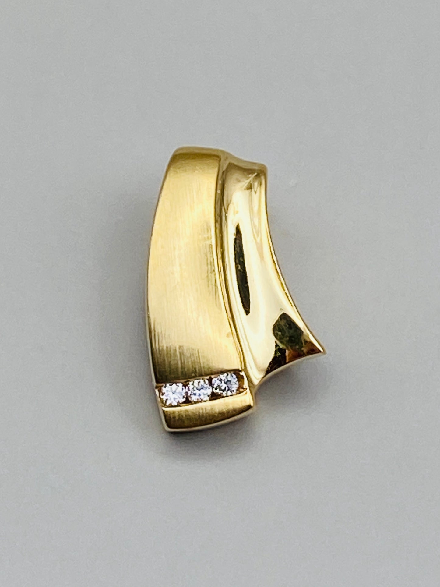 Pendentif graphique vintage en or 18 carats serti de diamants