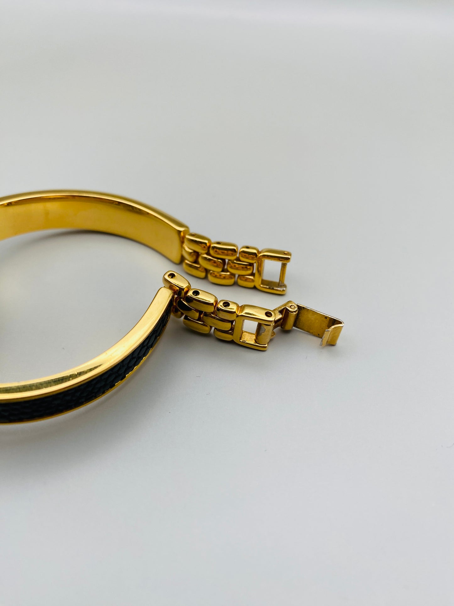 Montre Vintage Courrèges Paris – Swiss Made, dorée et cuir noir