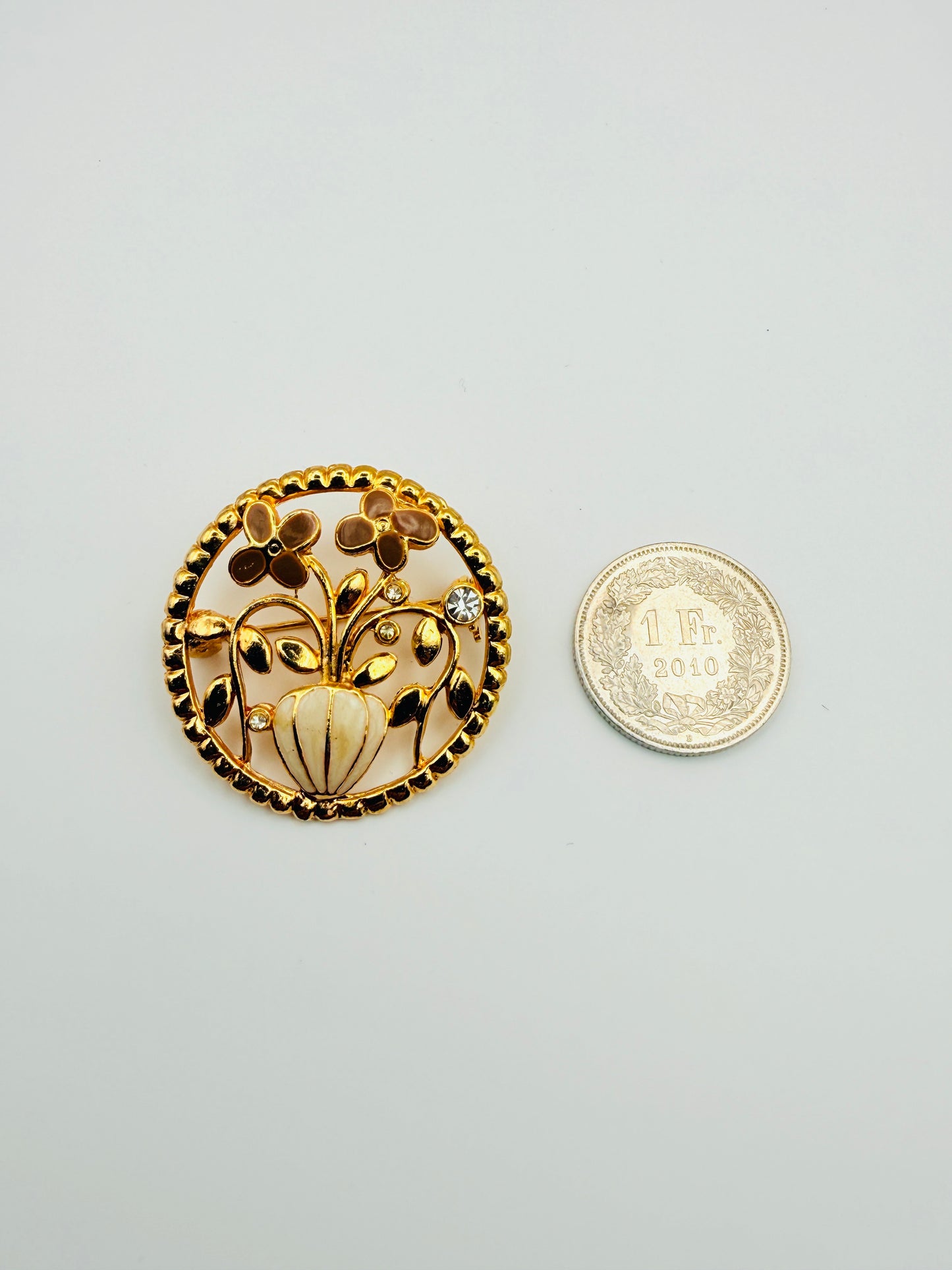 Broche florale ronde dorée nacrée vintage