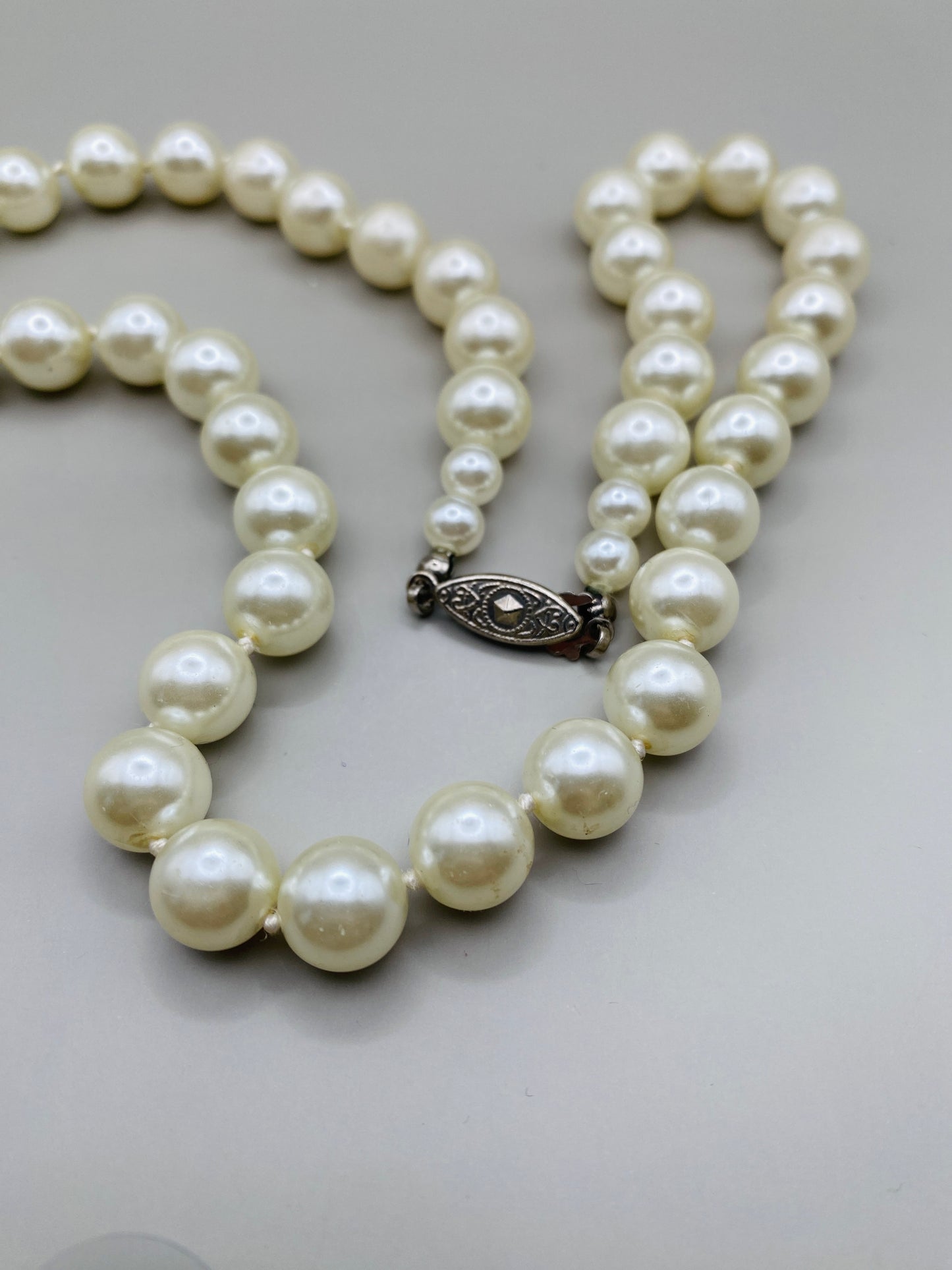 Collier vintage à perles en verre nacré – perles de taille moyenne – ivoire