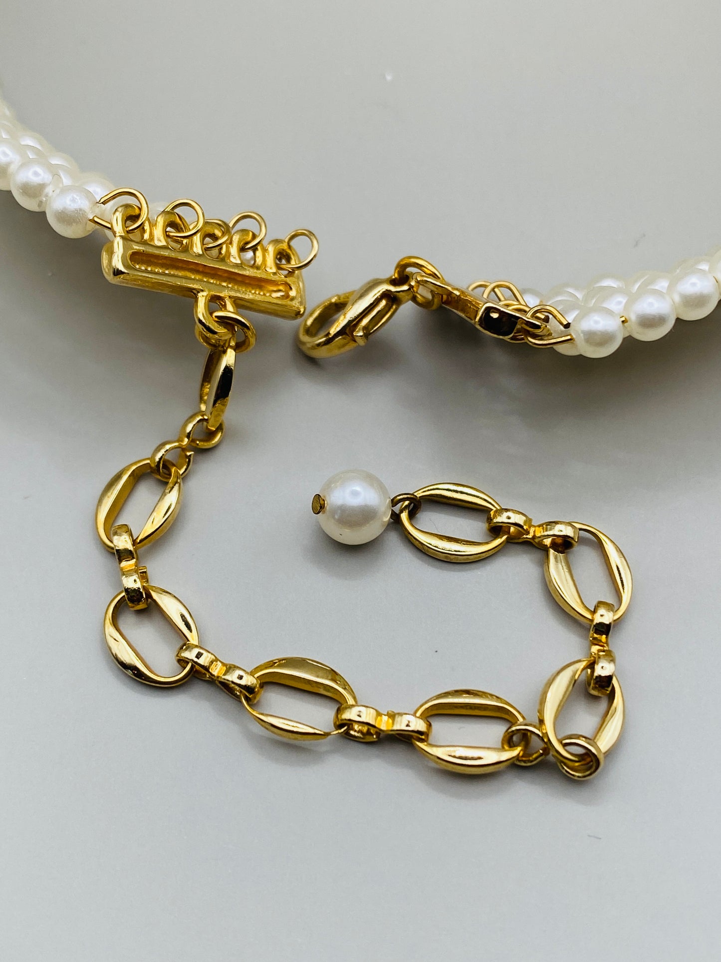 Collier vintage multi-rangs de perles fantaisie en plastique – cabochon bleu nuit