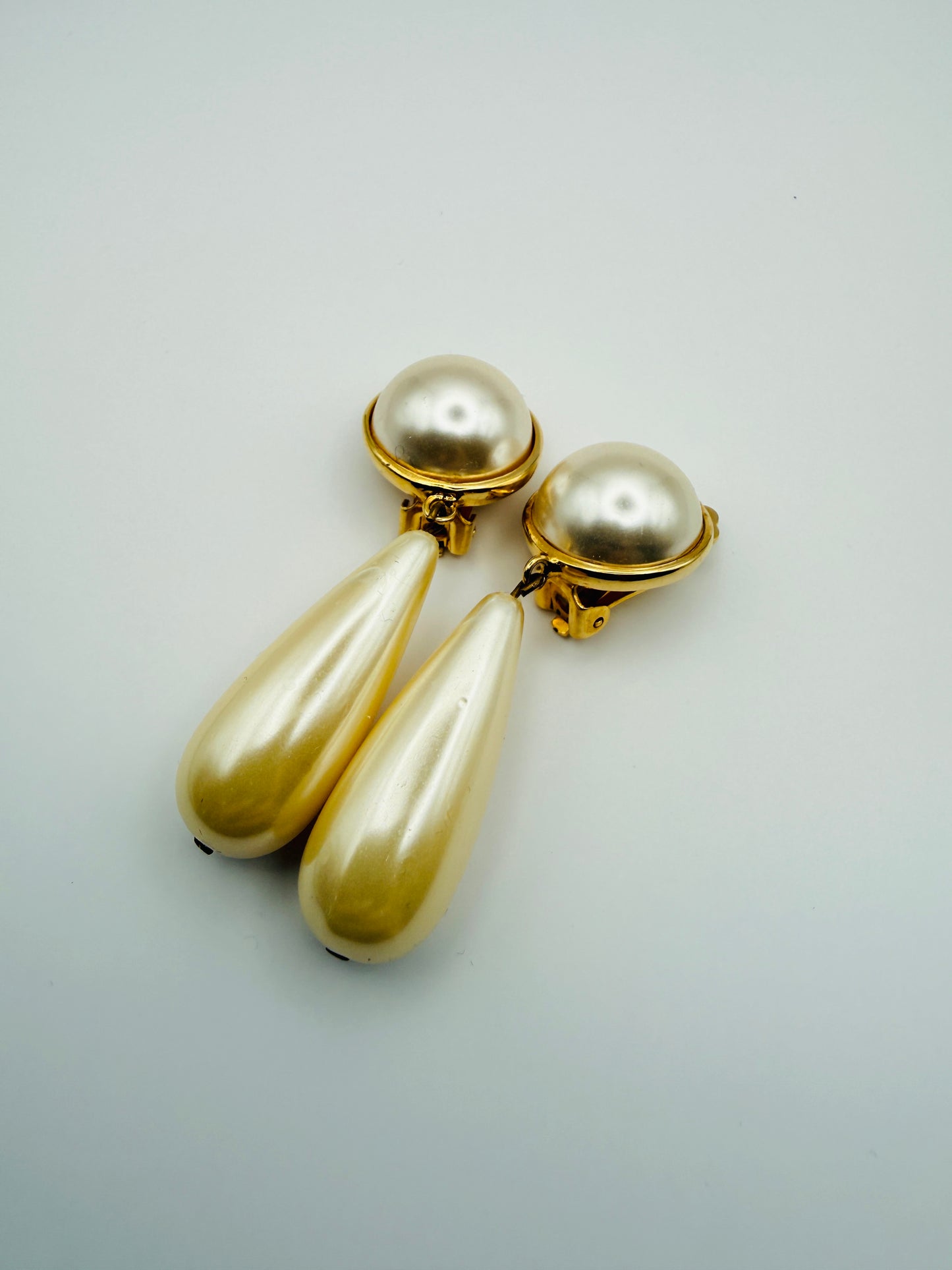 Boucles d’oreilles clips vintage Les Bernard perles nacrées pendantes