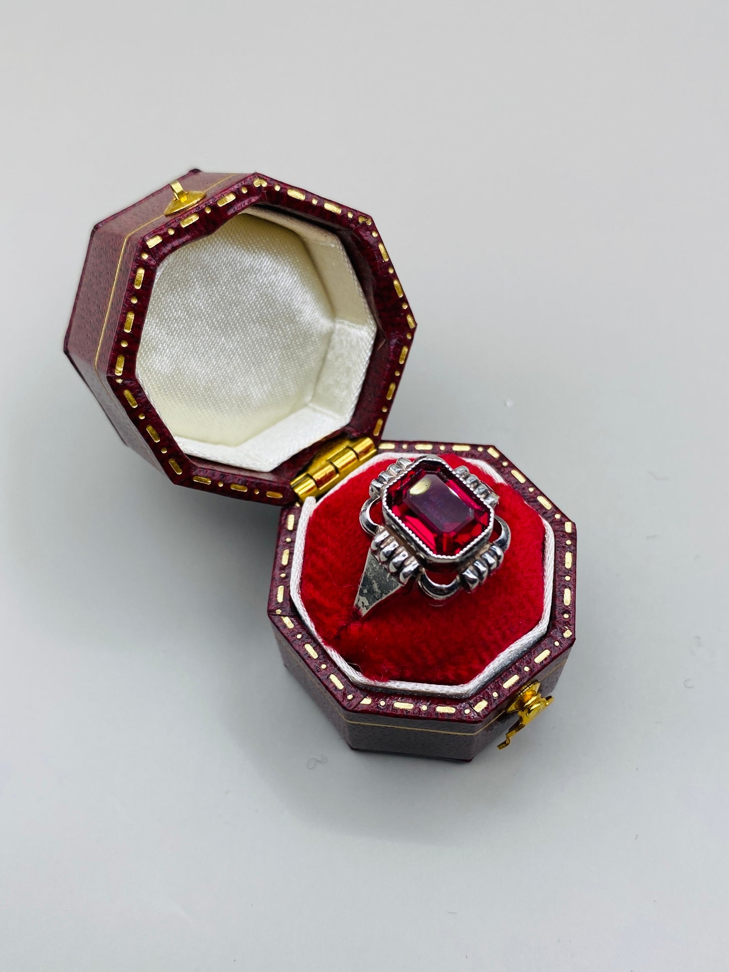 Bague vintage 835 en argent et poinçon de maître, pierre rouge décorative