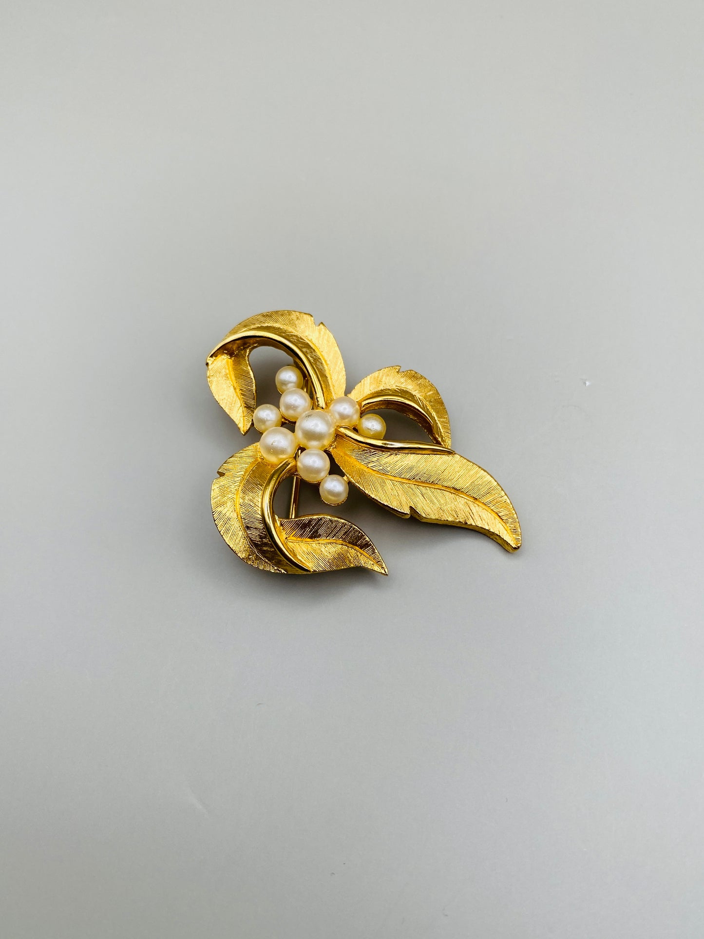 Vintage Trifari brooch – Gold bouquet &amp; mother-of-pearl beads (new)