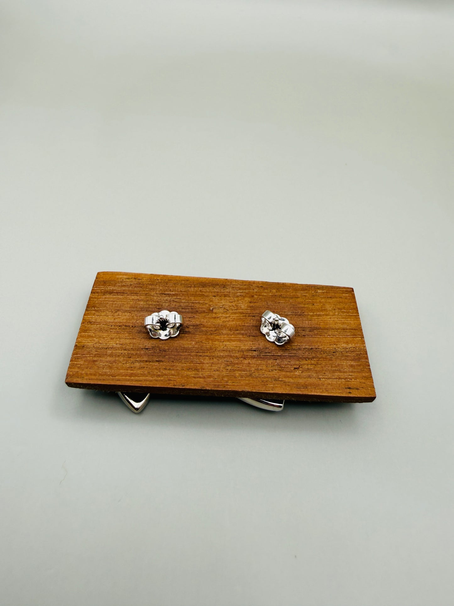 Boucles d’oreilles vintage sculpturales Pierre Lang – argenté satiné