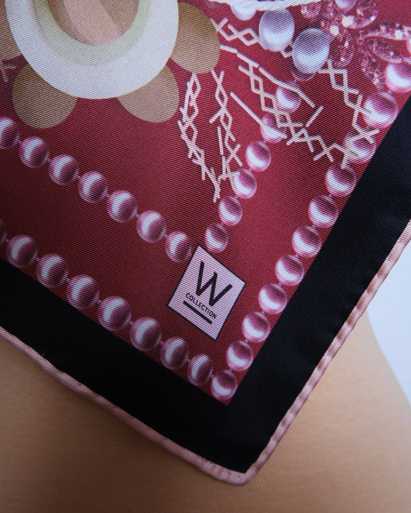 Grand foulard en soie signé Vakko Collection