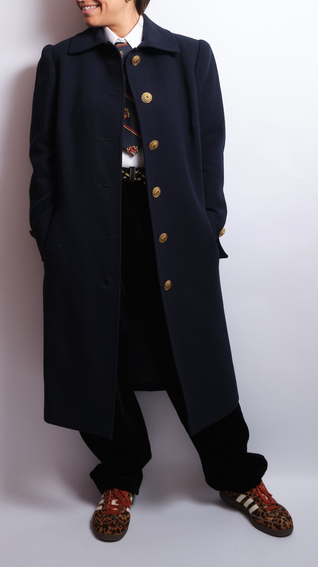 RESERVÉ•Manteau en laine bleu nuit – Boutons dorés artisanaux – Italie, années 70