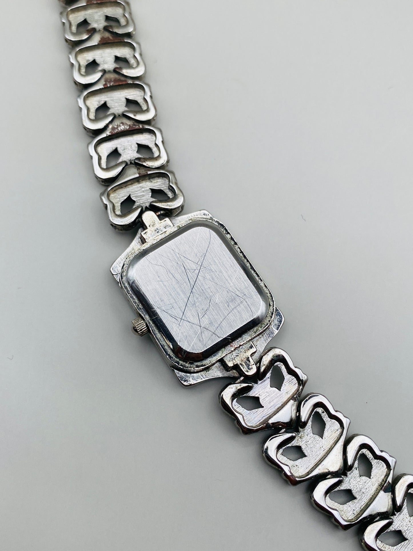 Montre Visage Quartz 90s – Style Art Déco Vintage