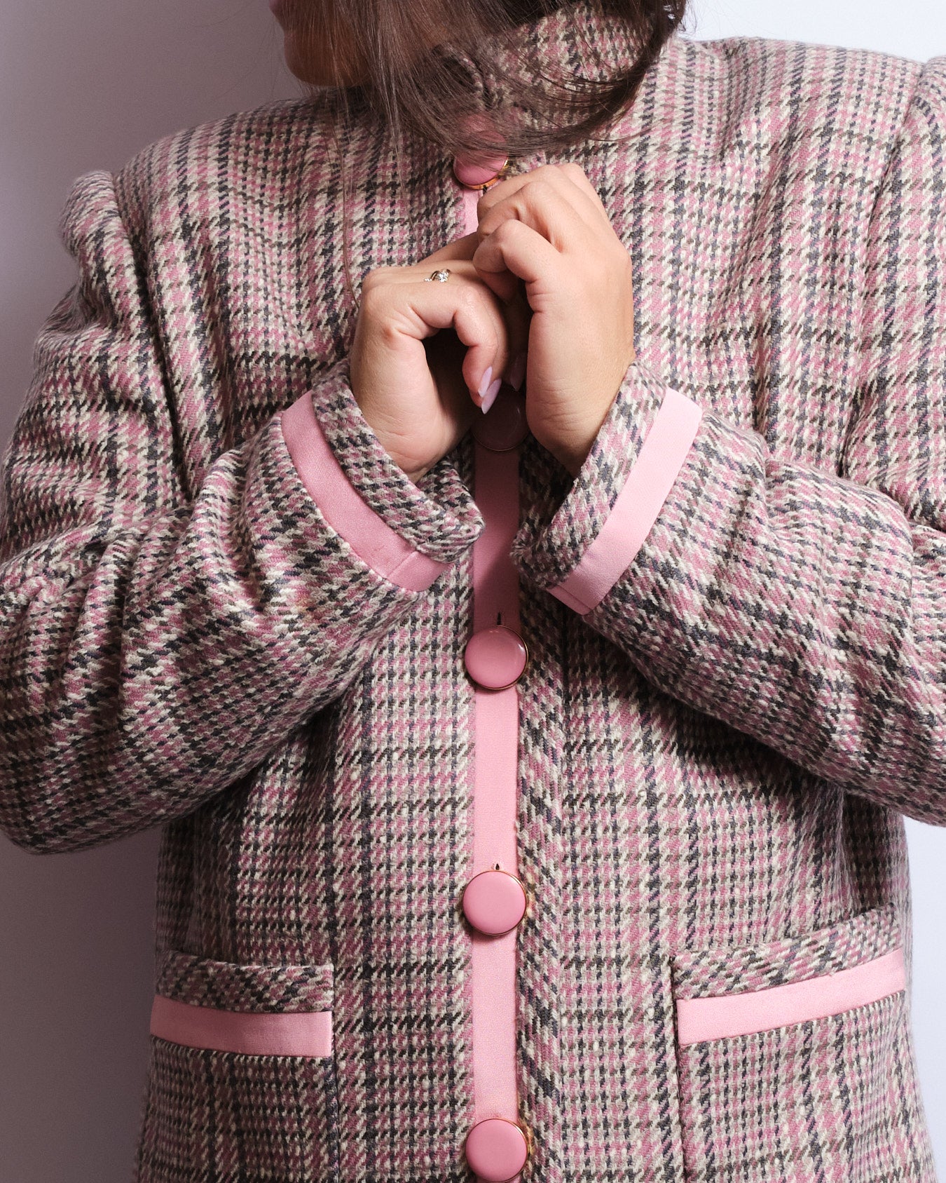 Veste en laine pied-de-poule rose – Détails satinés – Années 80