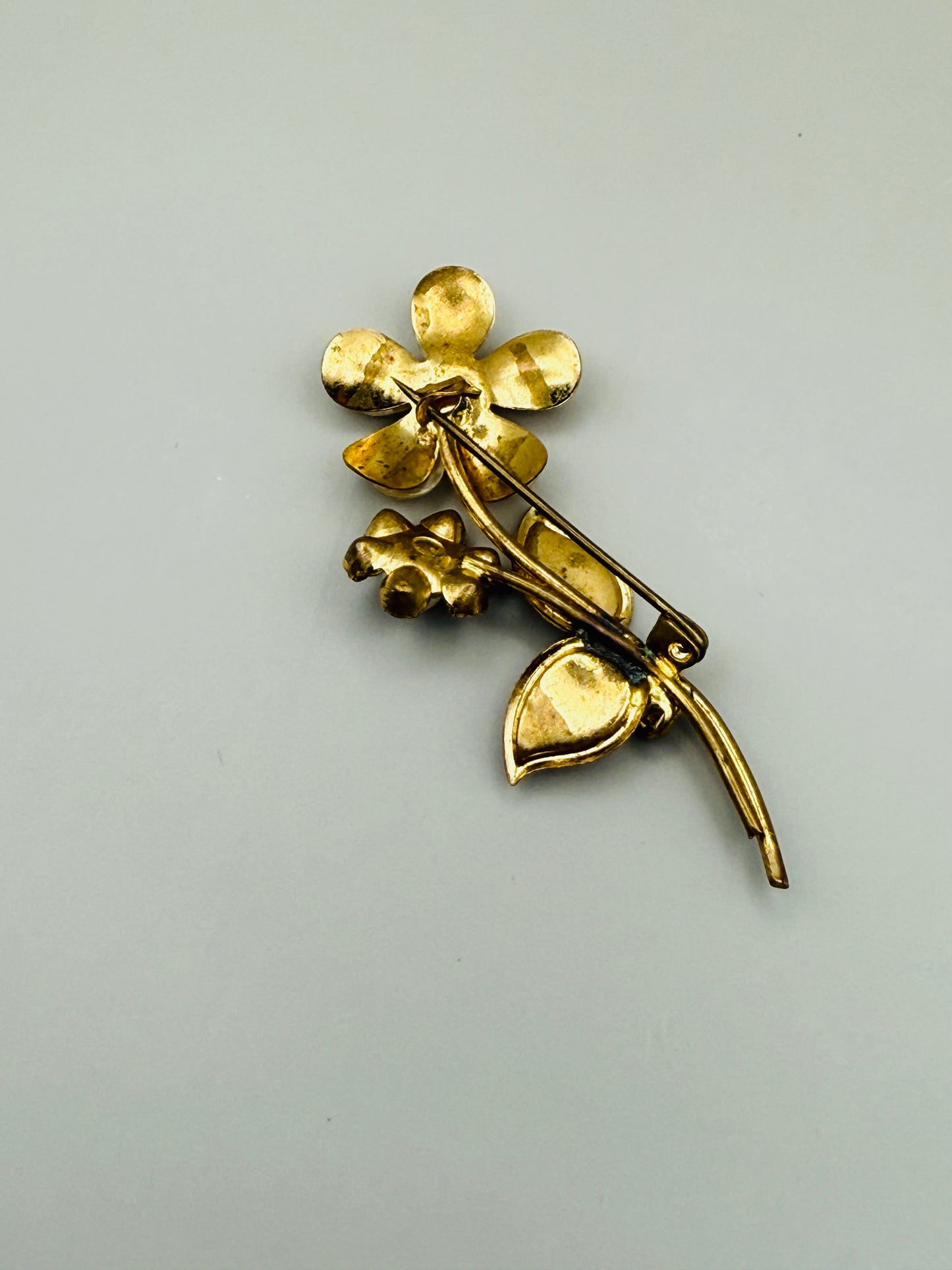 Broche vintage fleur nacrée & strass – esprit romantique